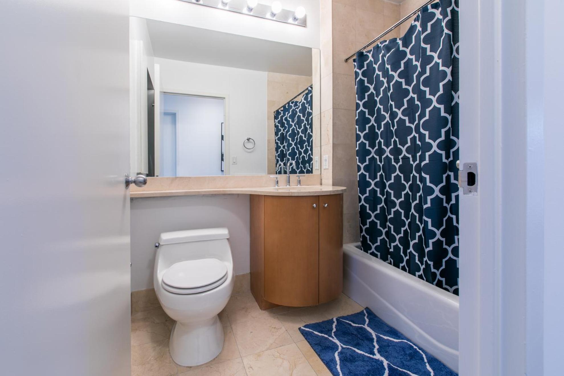 Bright 2 Bedrooms 2 Bathrooms Unit Apartment