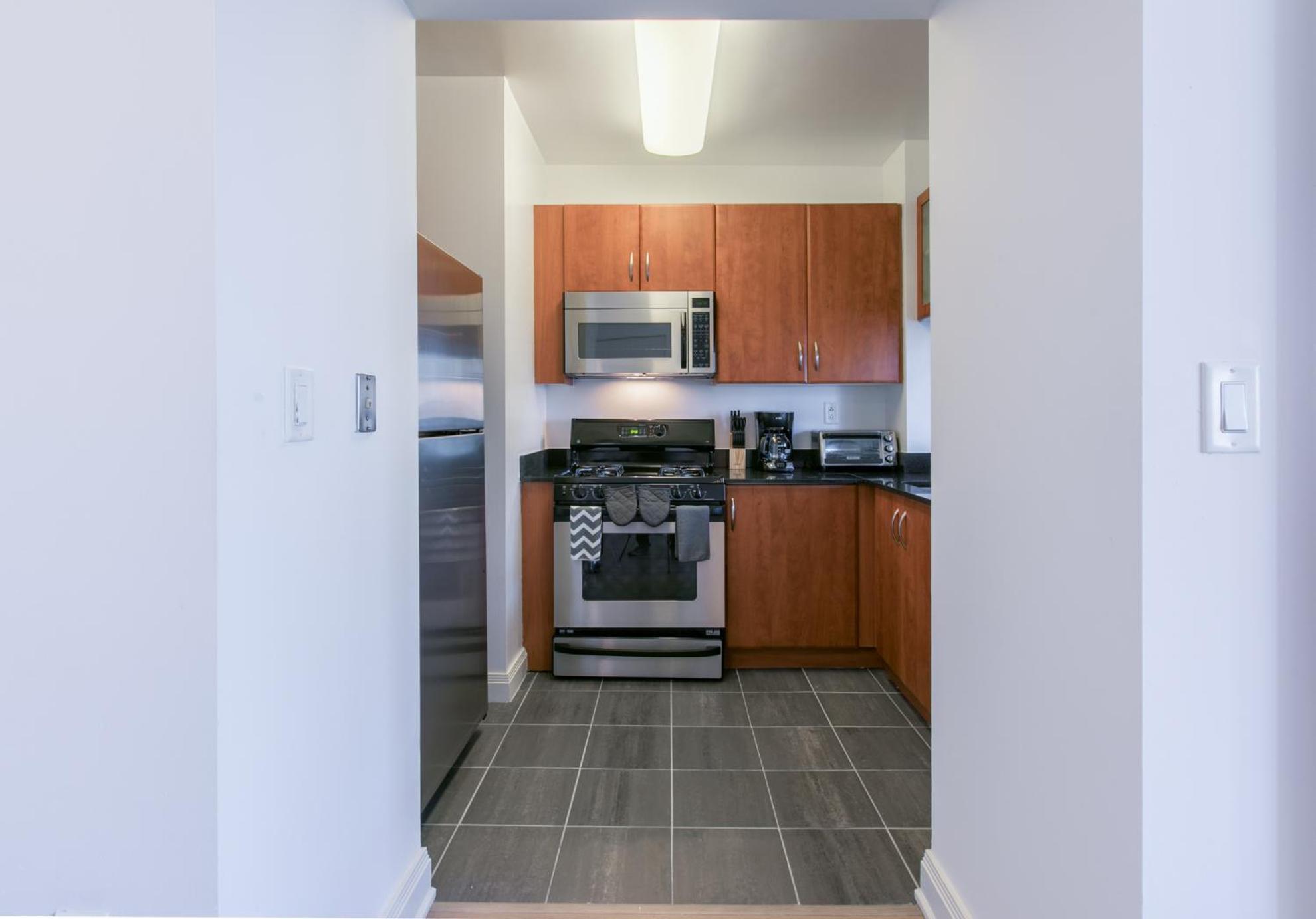 Bright 2 Bedrooms 2 Bathrooms Unit Apartment *