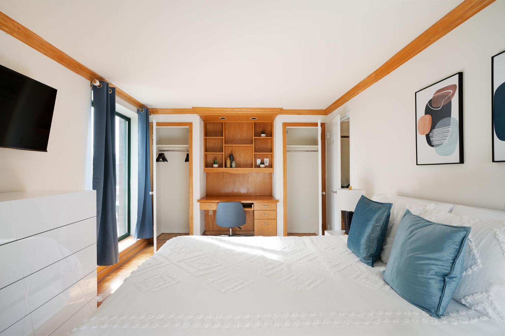 Contemporary 2 Bed 2 Bath Bright And Sunny *