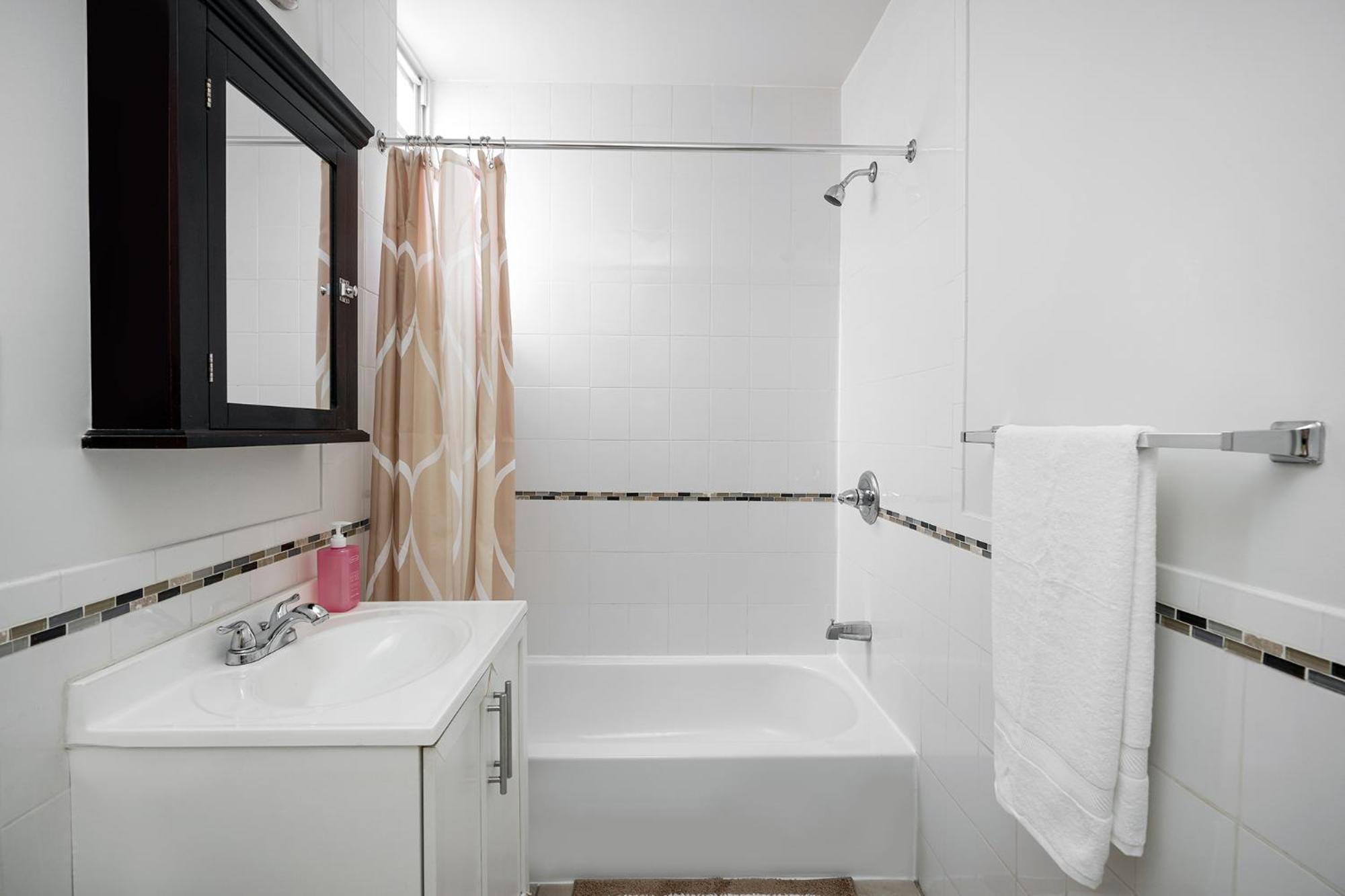Beautiful 3 Bedroom Unit In Prime Location