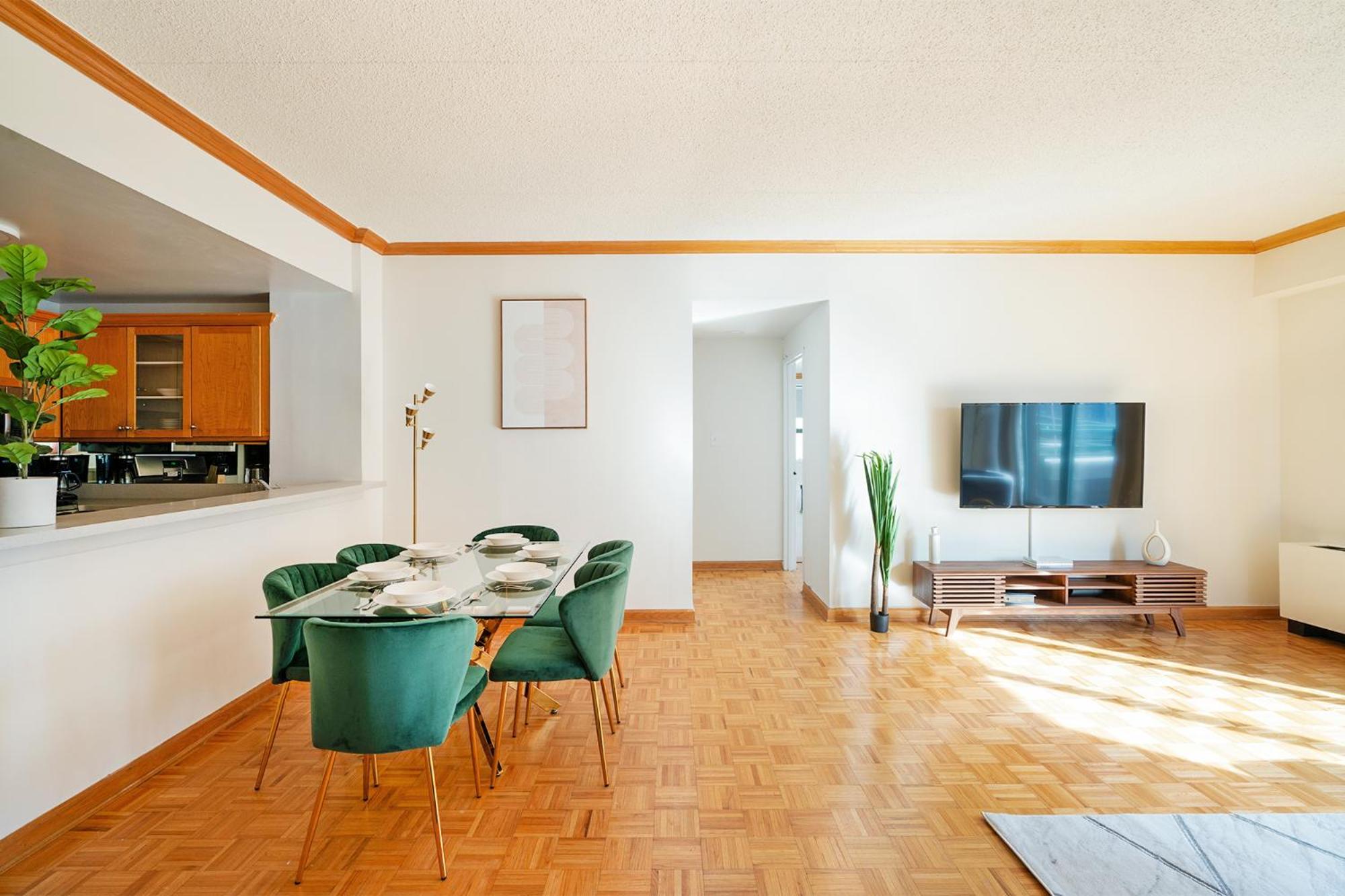 Contemporary 2 Bed 2 Bath Bright And Sunny Apartment