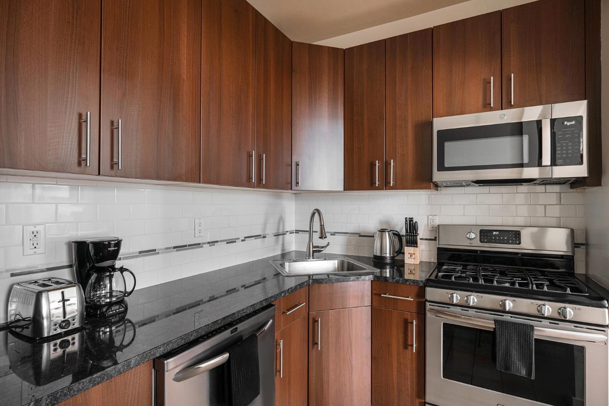 Beautiful 3 Bedroom Unit In Prime Location