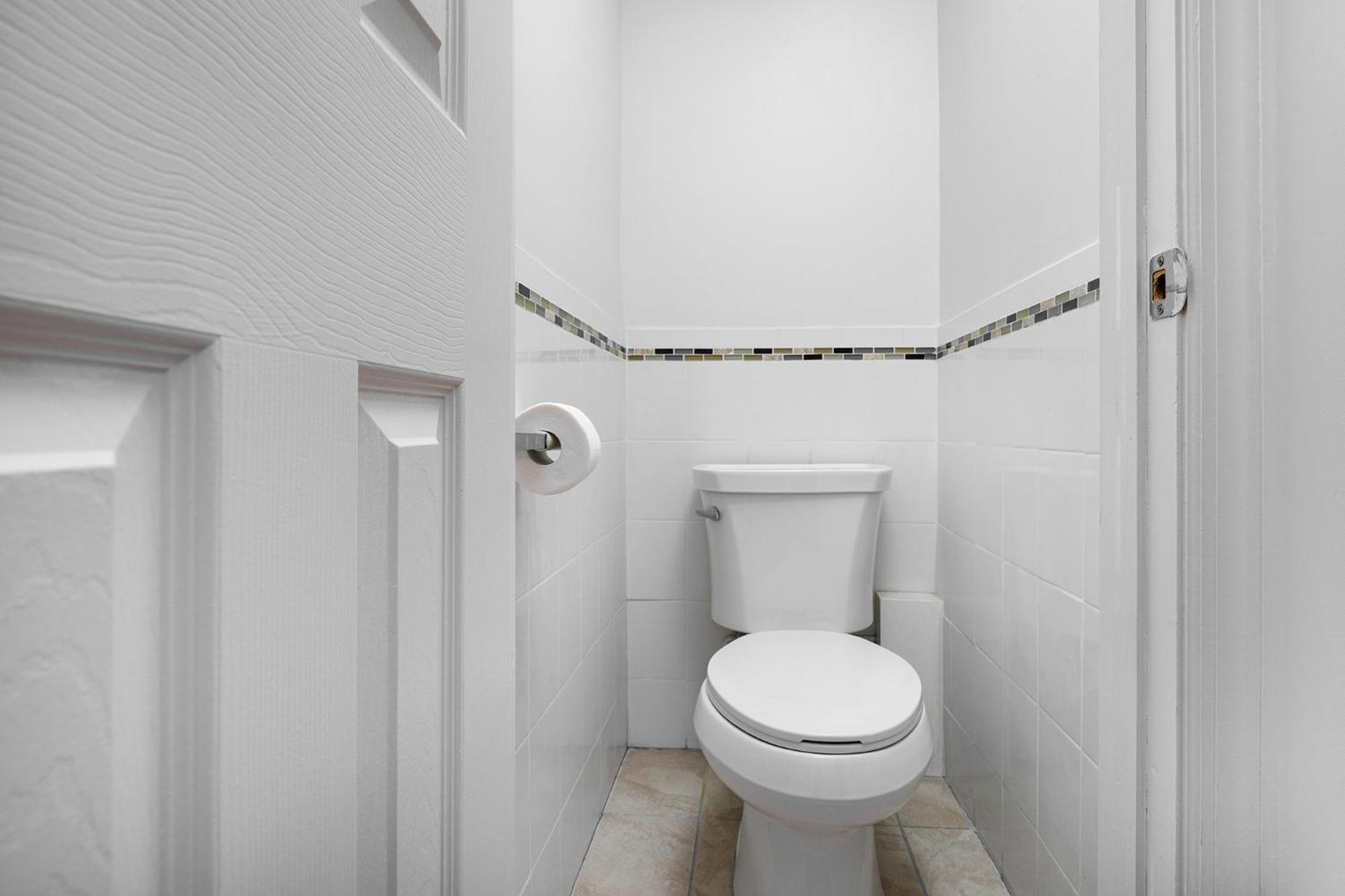 Beautiful 3 Bedroom Unit In Prime Location Apartment *