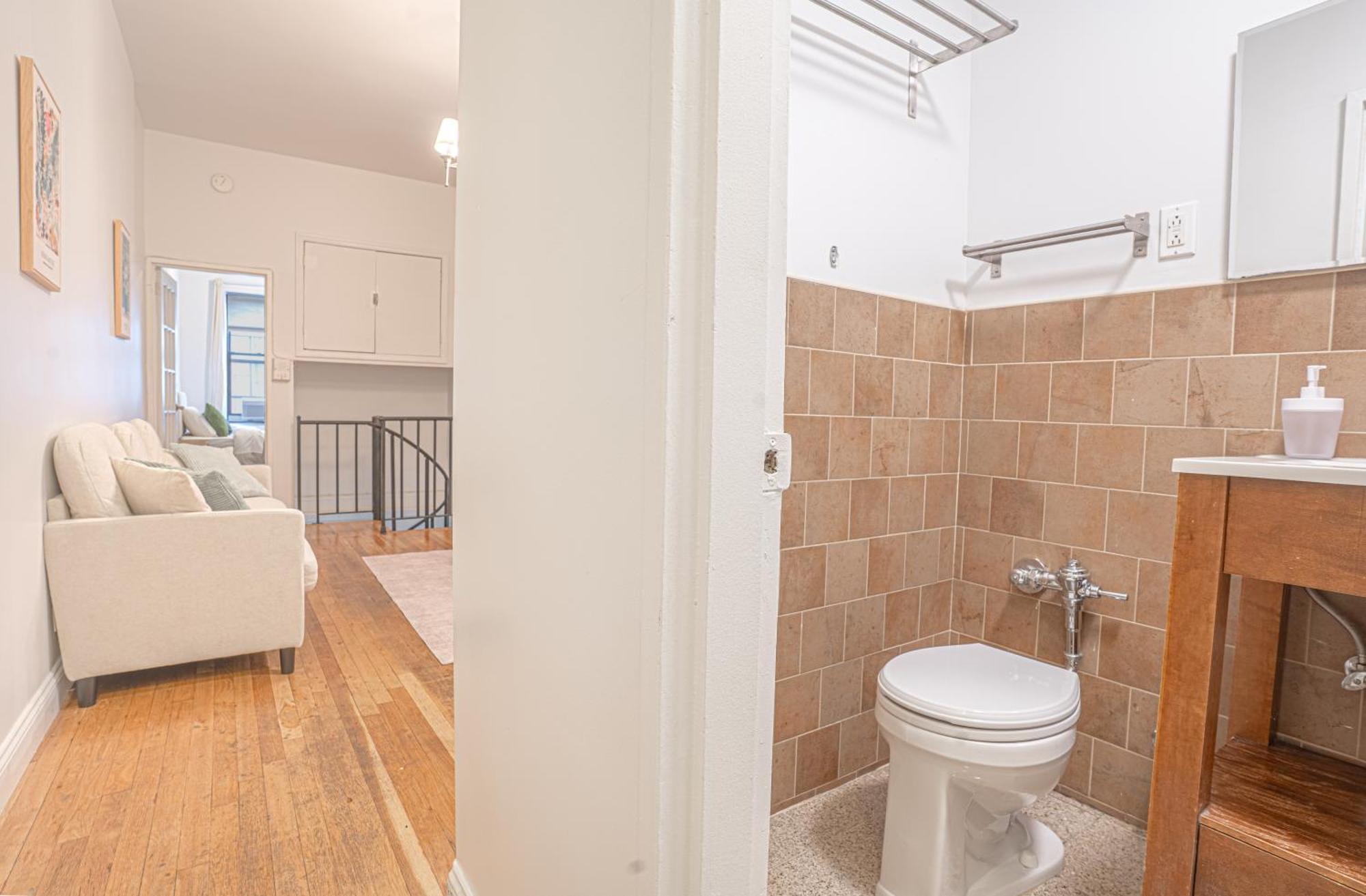 Inviting 2bd Upper East Side With Backyard