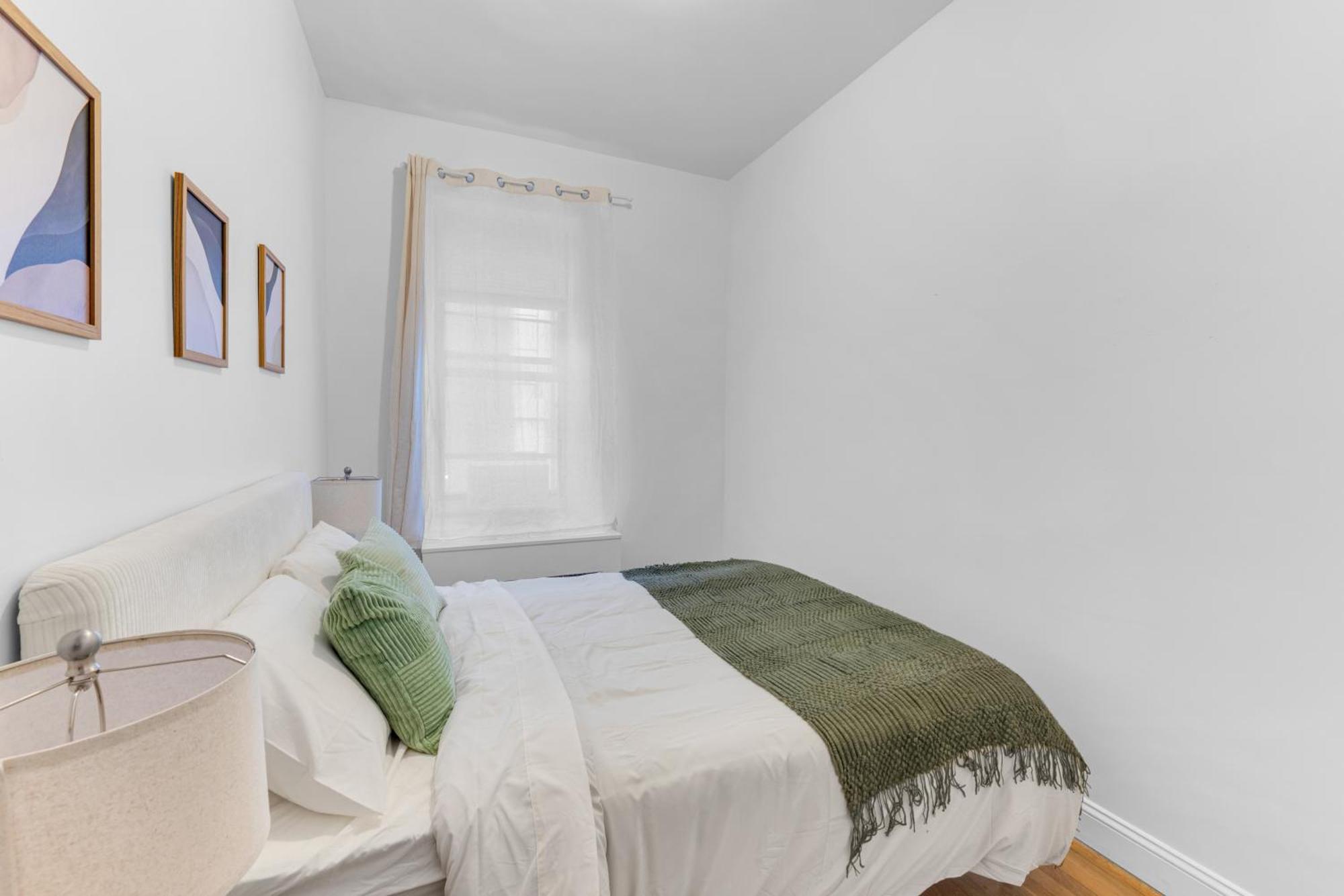 Inviting 2bd Upper East Side With Backyard *