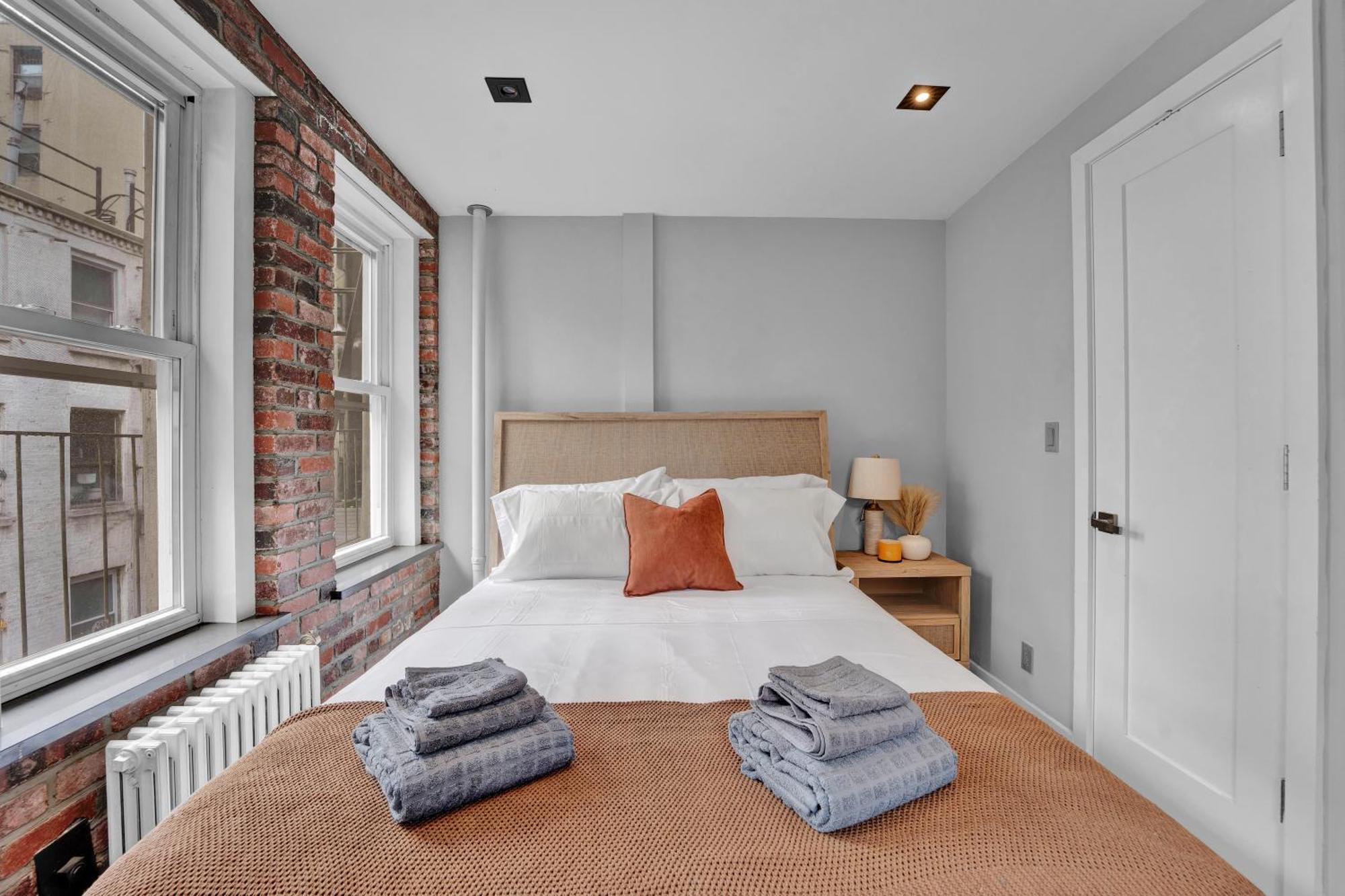 Soho Designer 2br With Balcony Apartment *