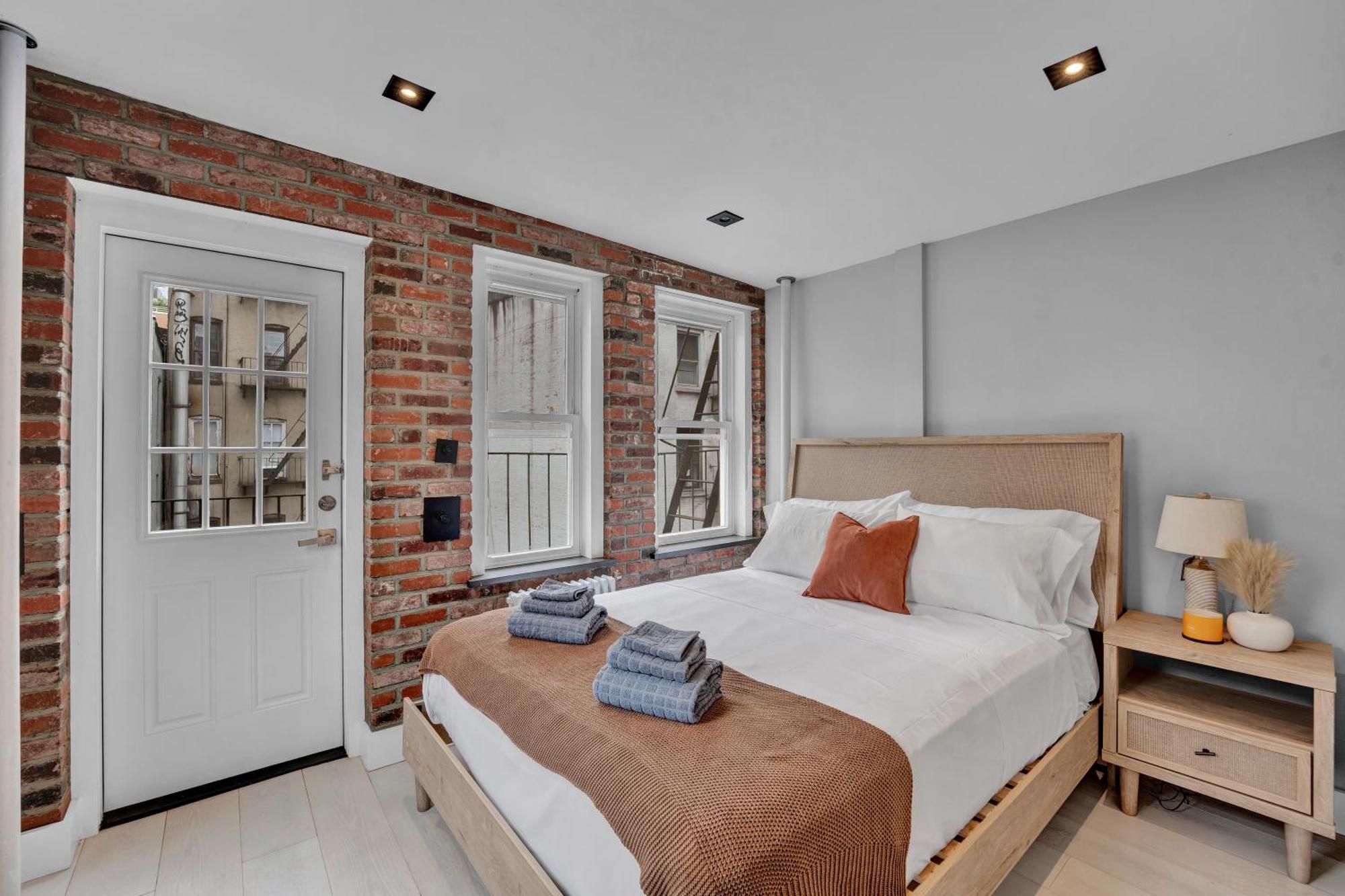 Soho Designer 2br With Balcony Apartment *