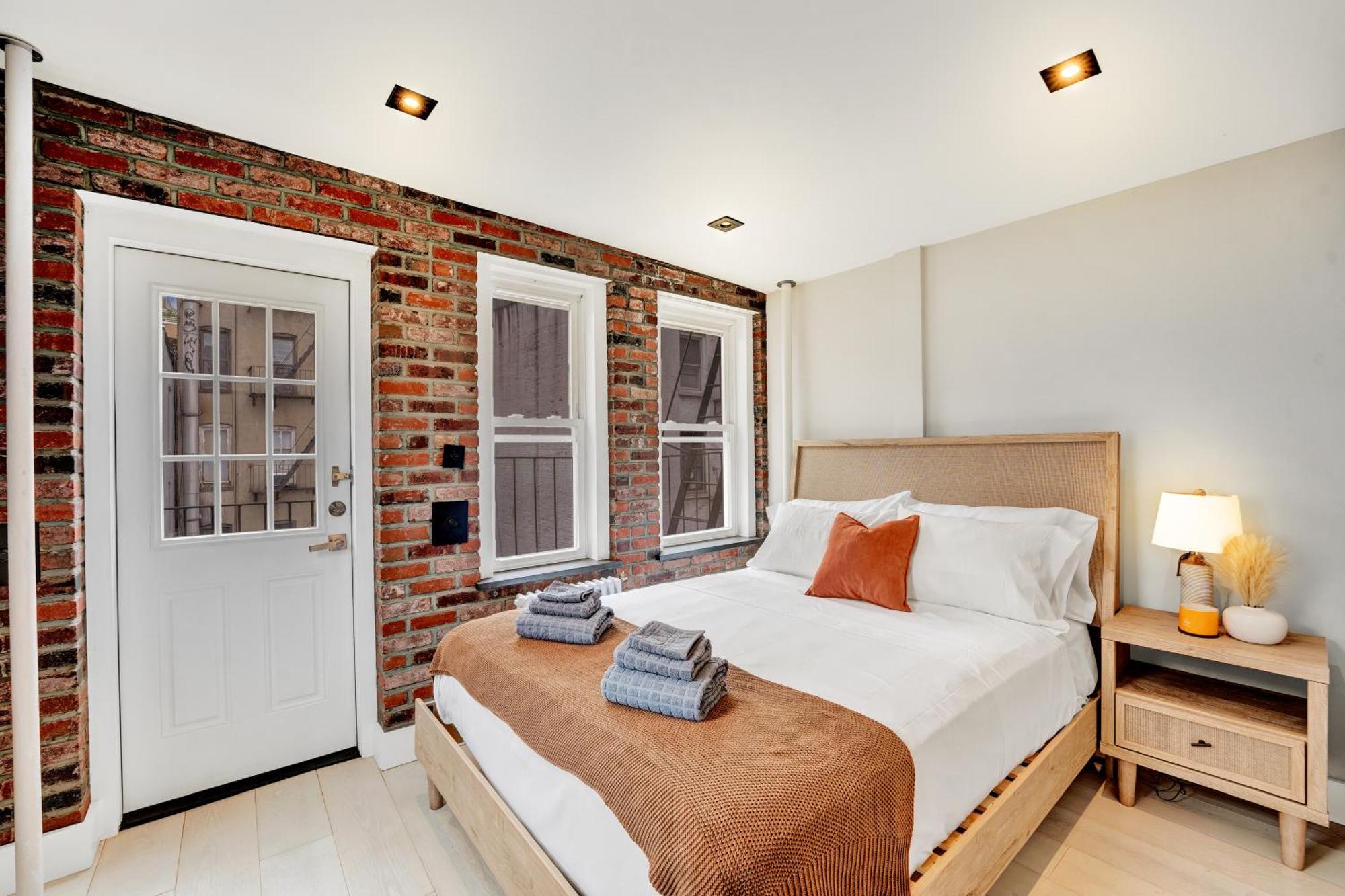 Soho Designer 2br With Balcony Apartment *