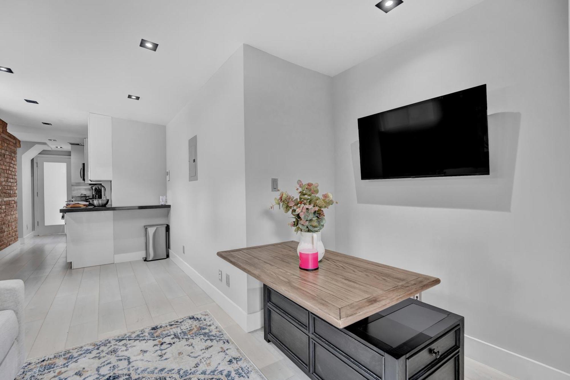 Soho Designer 2br With Balcony Apartment *