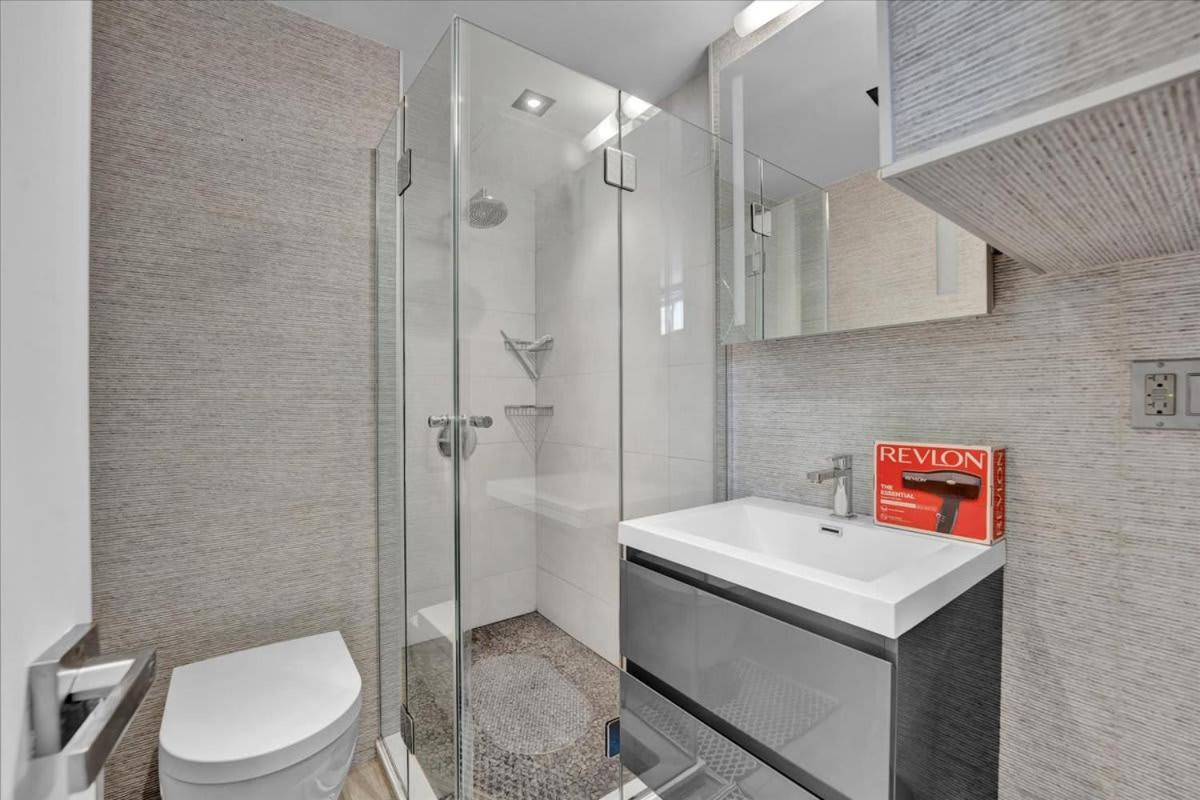 Soho Designer 2br W Balcony Apartment