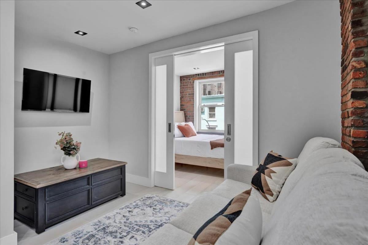 Soho Designer 2br W Balcony New York