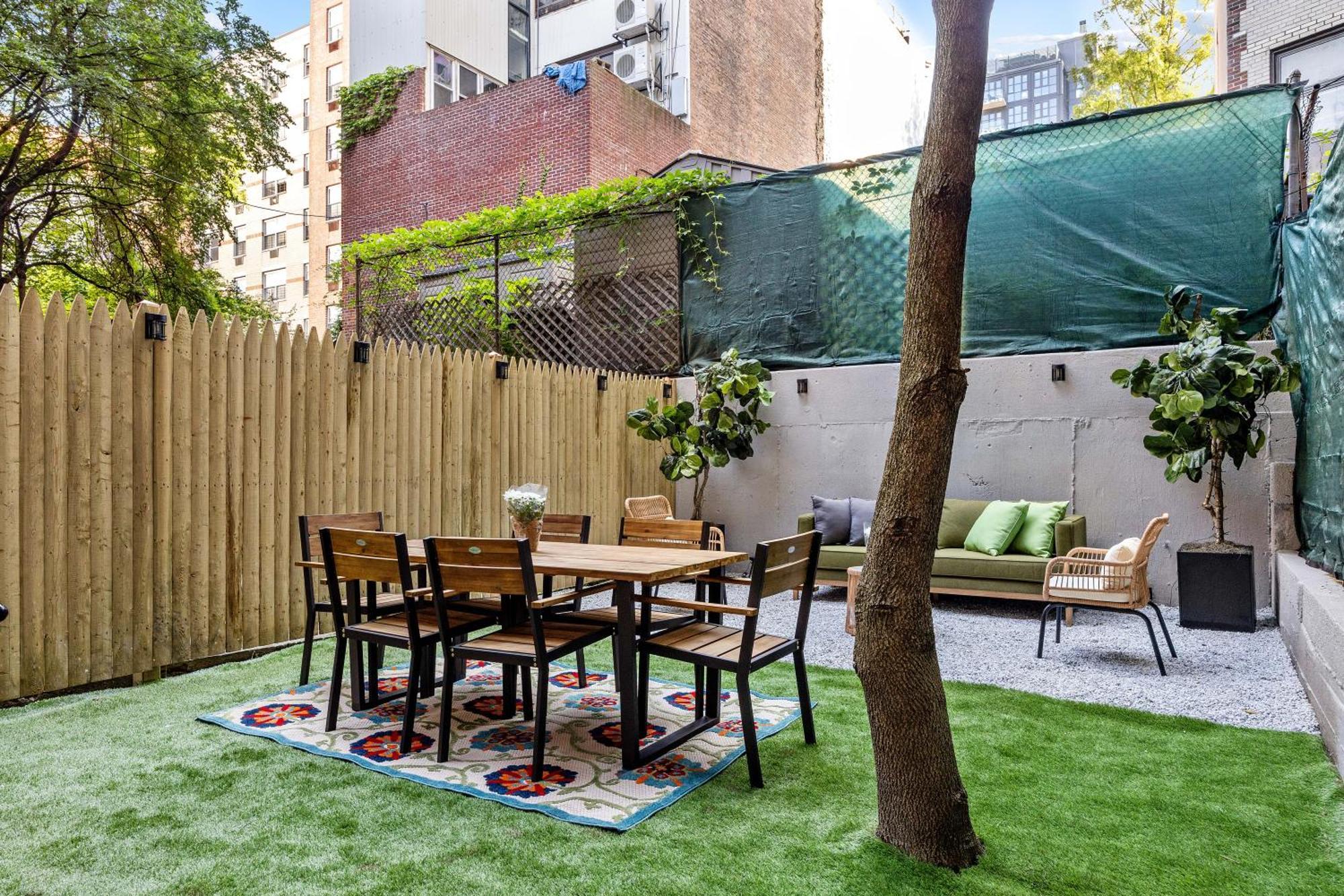 Brownstone 2 Bed With Private Backyard Near Subway Apartment *