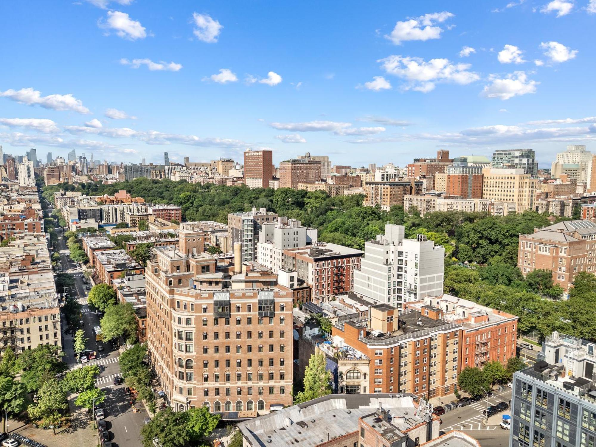 Brownstone 2 Bed With Private Backyard Near Subway