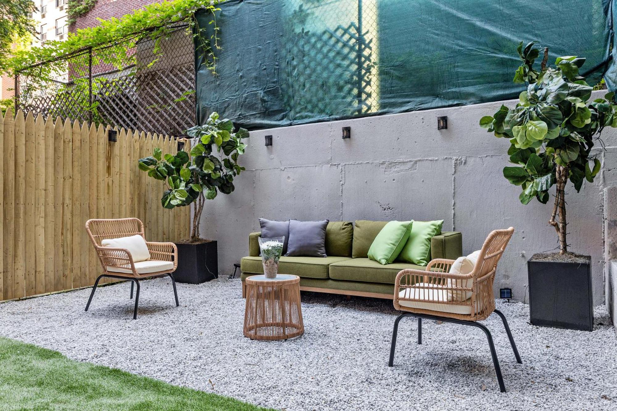 Brownstone 2 Bed With Private Backyard Near Subway * New York