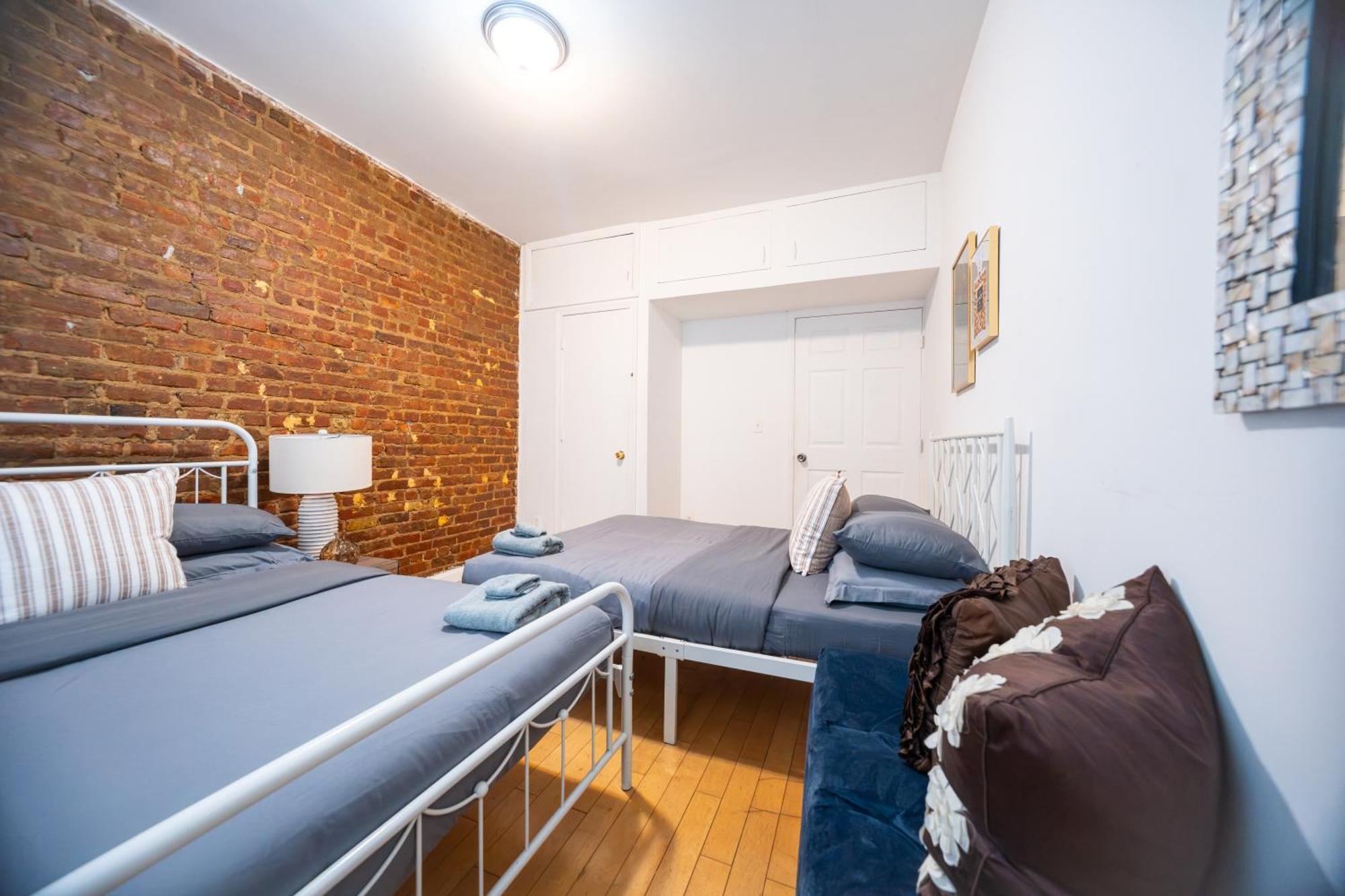 Apartment Modern By Park - 3 Br *