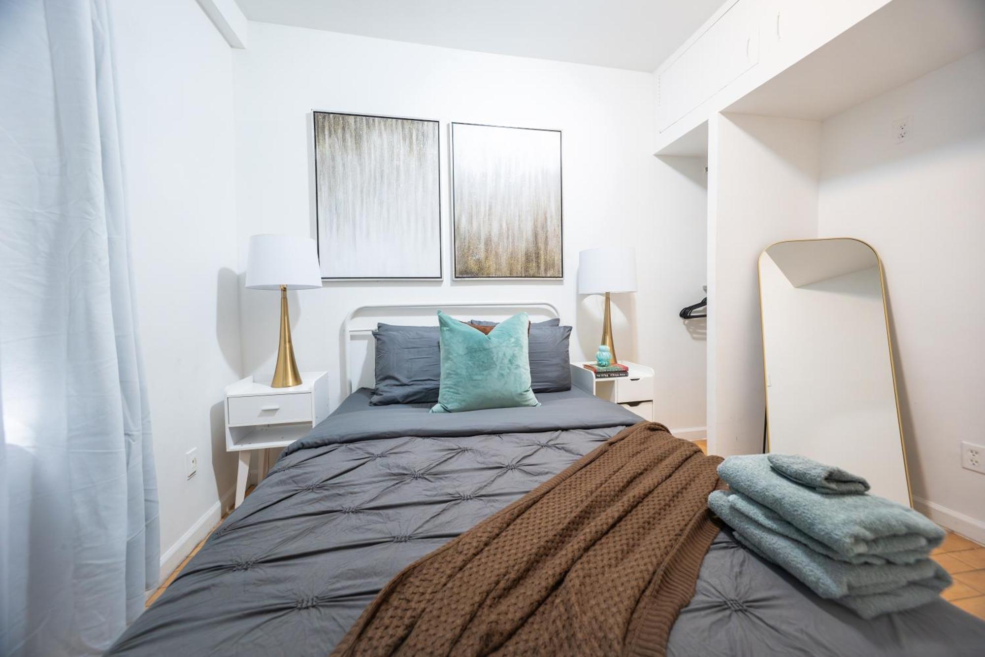 Apartment Modern By Park - 3 Br *