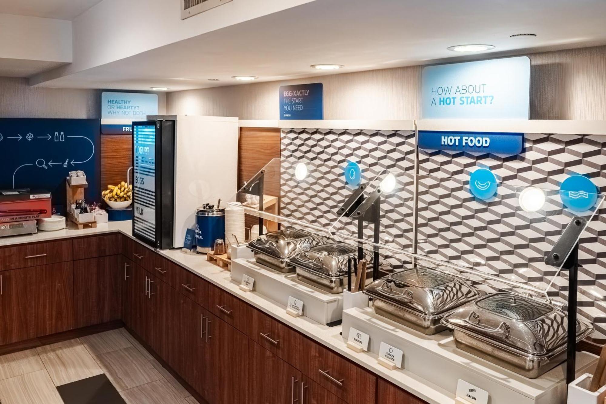 Express Maspeth By Ihg Hotel 2*