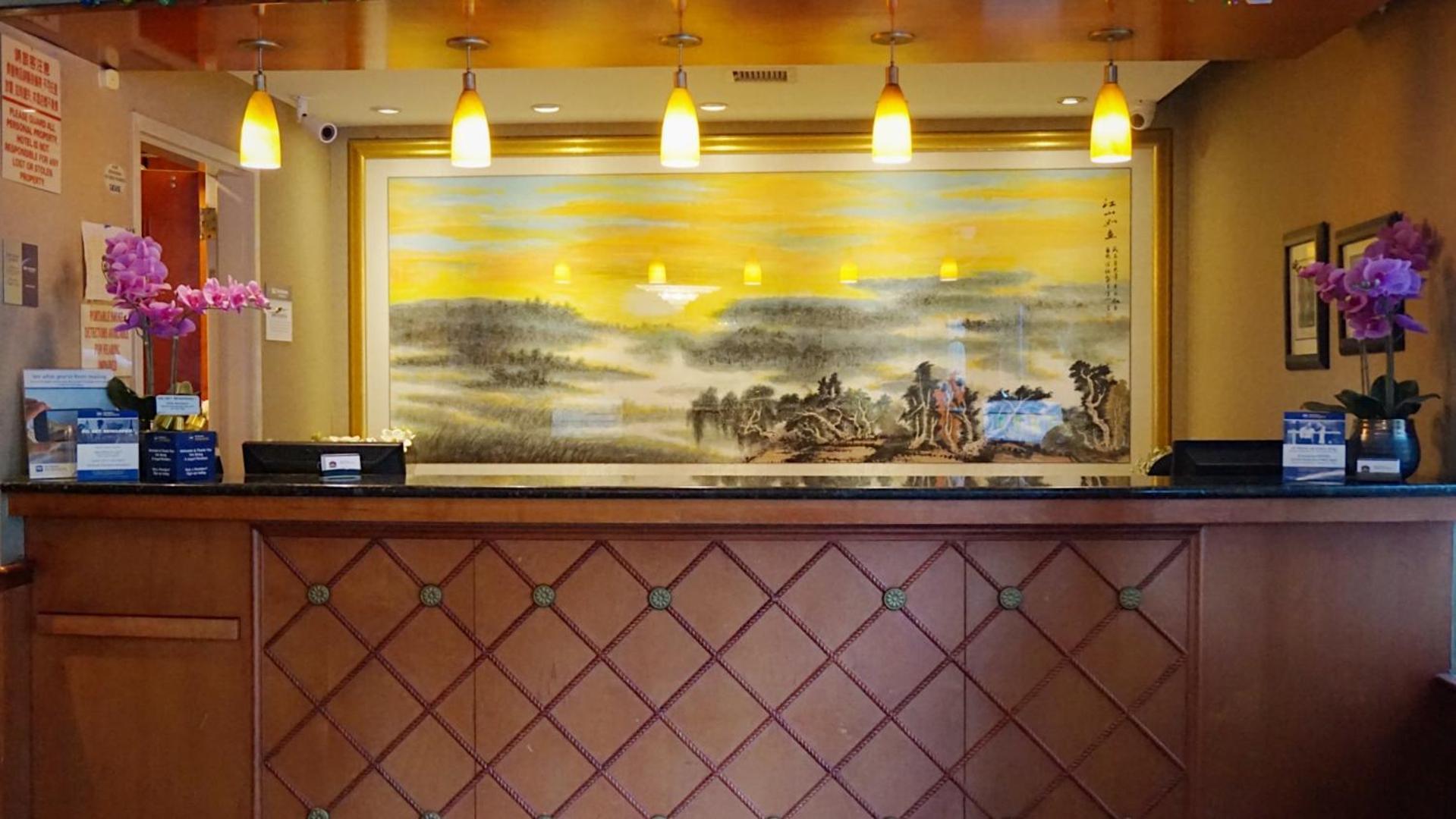 Western Queens Court Hotel 3*