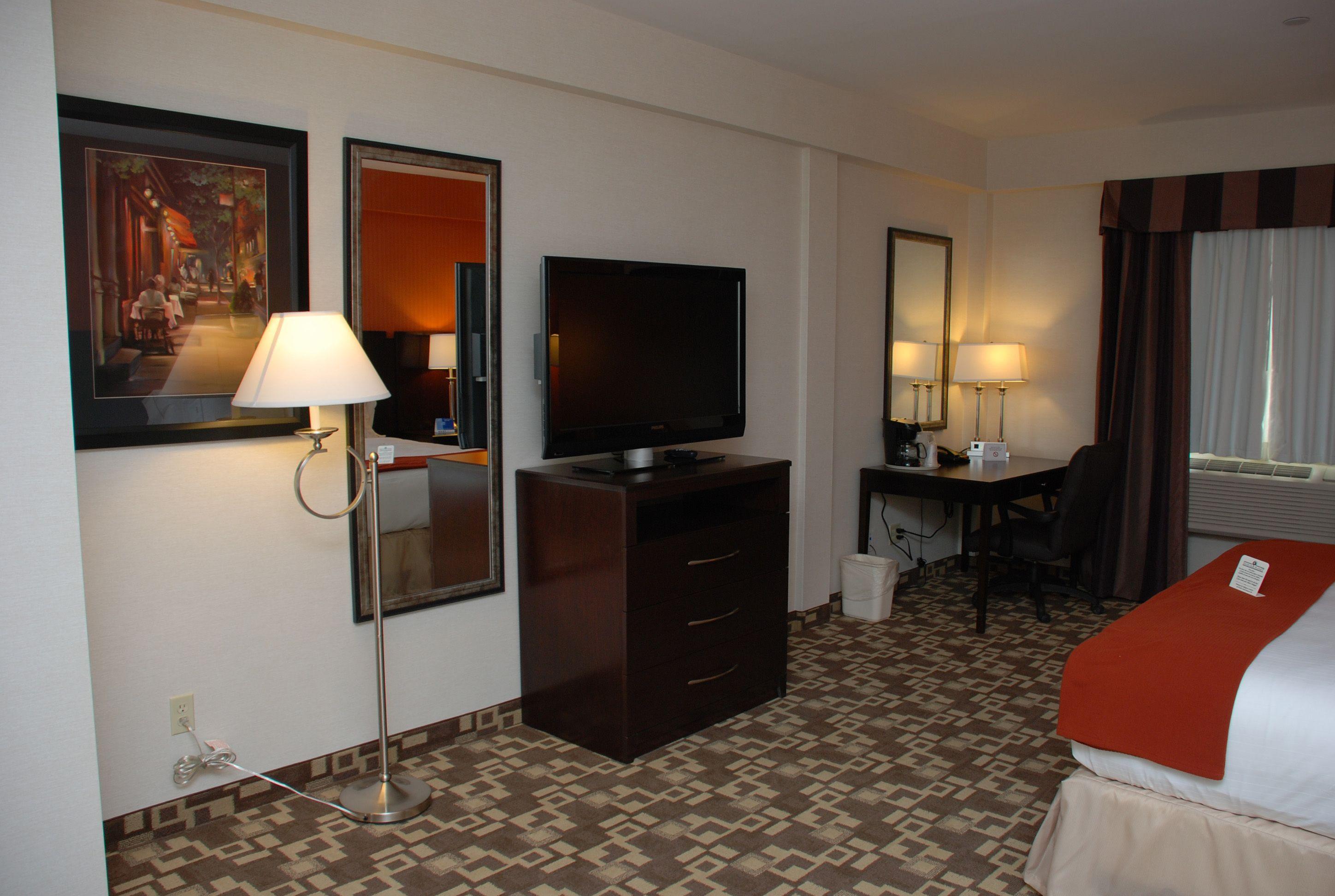 Hotel Express Maspeth By Ihg 2*