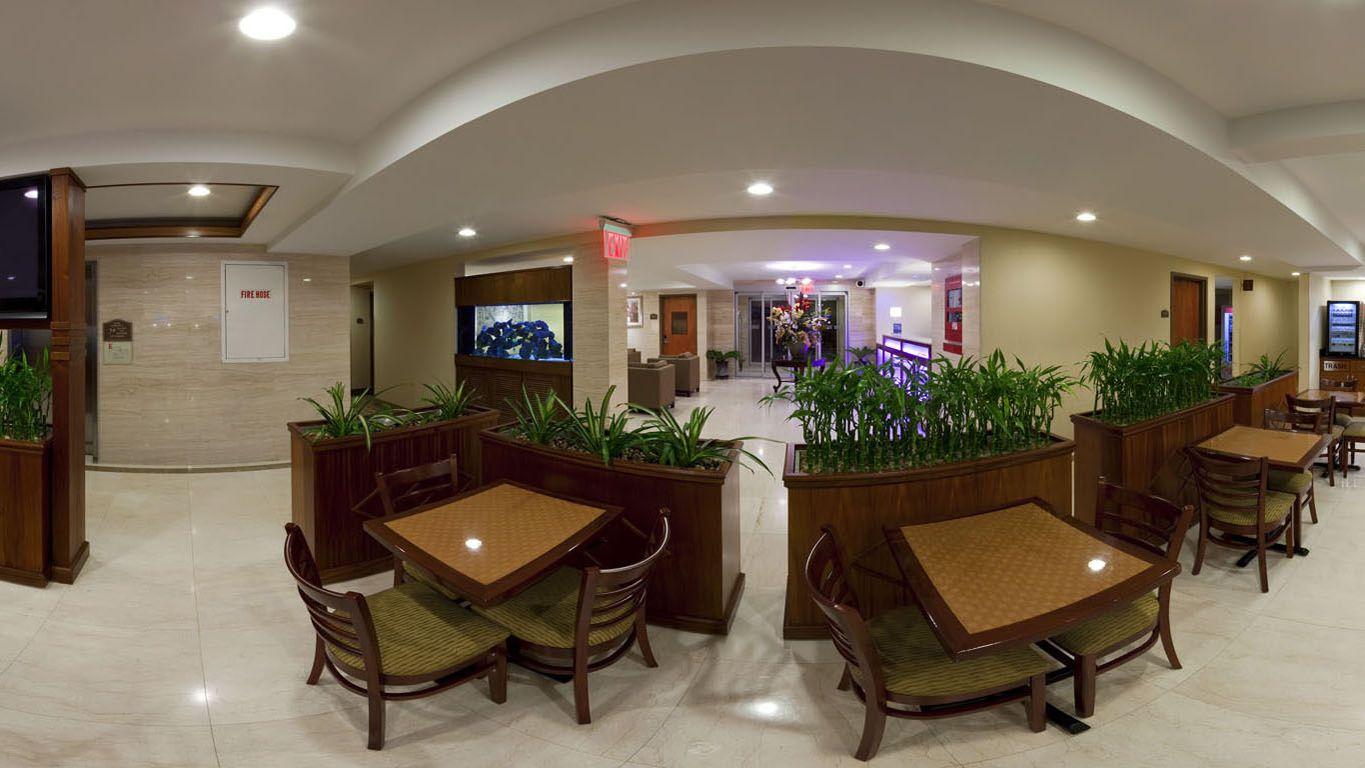 Express Maspeth By Ihg Hotel 2*