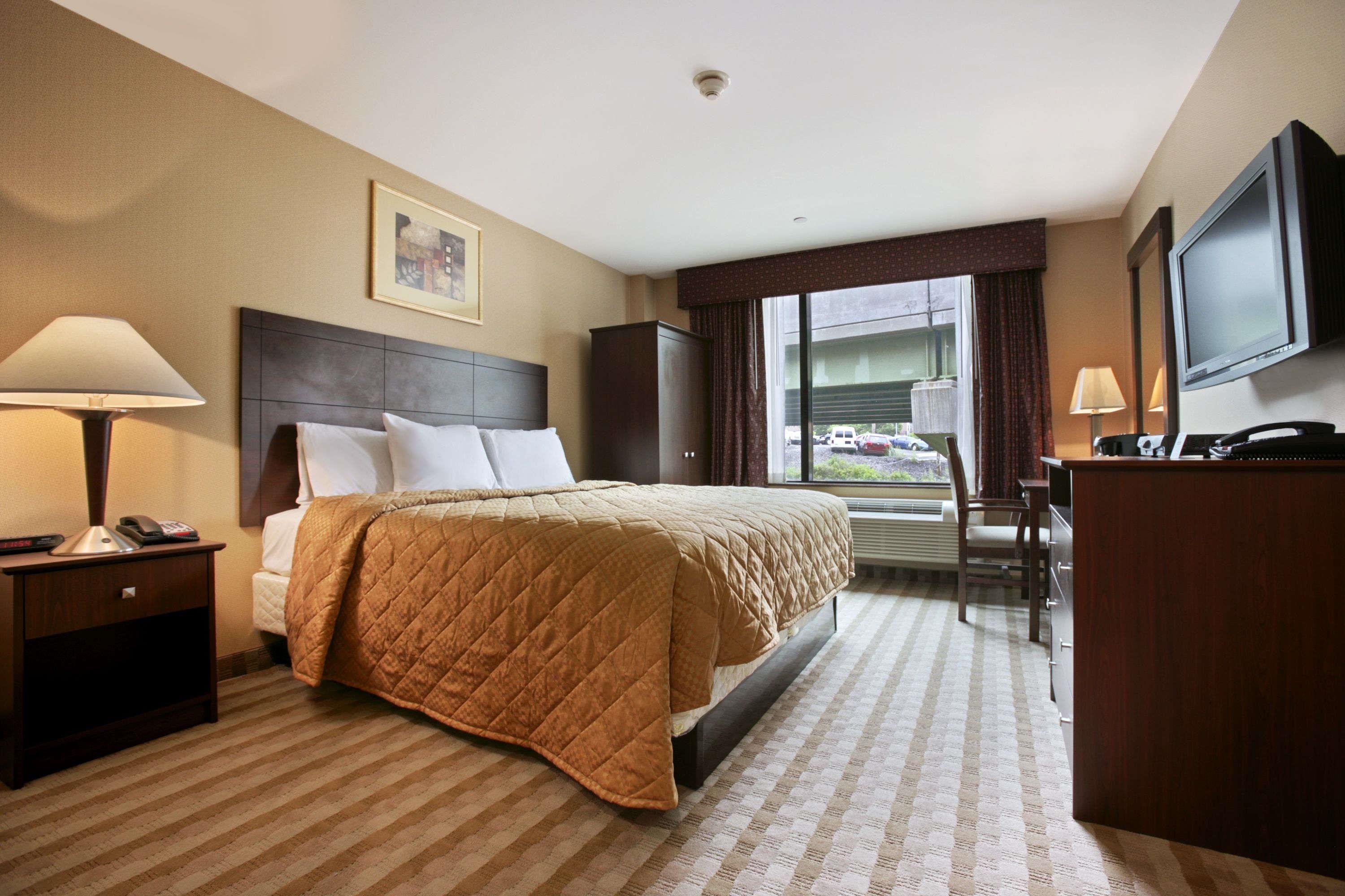 Days Bronx Hotel