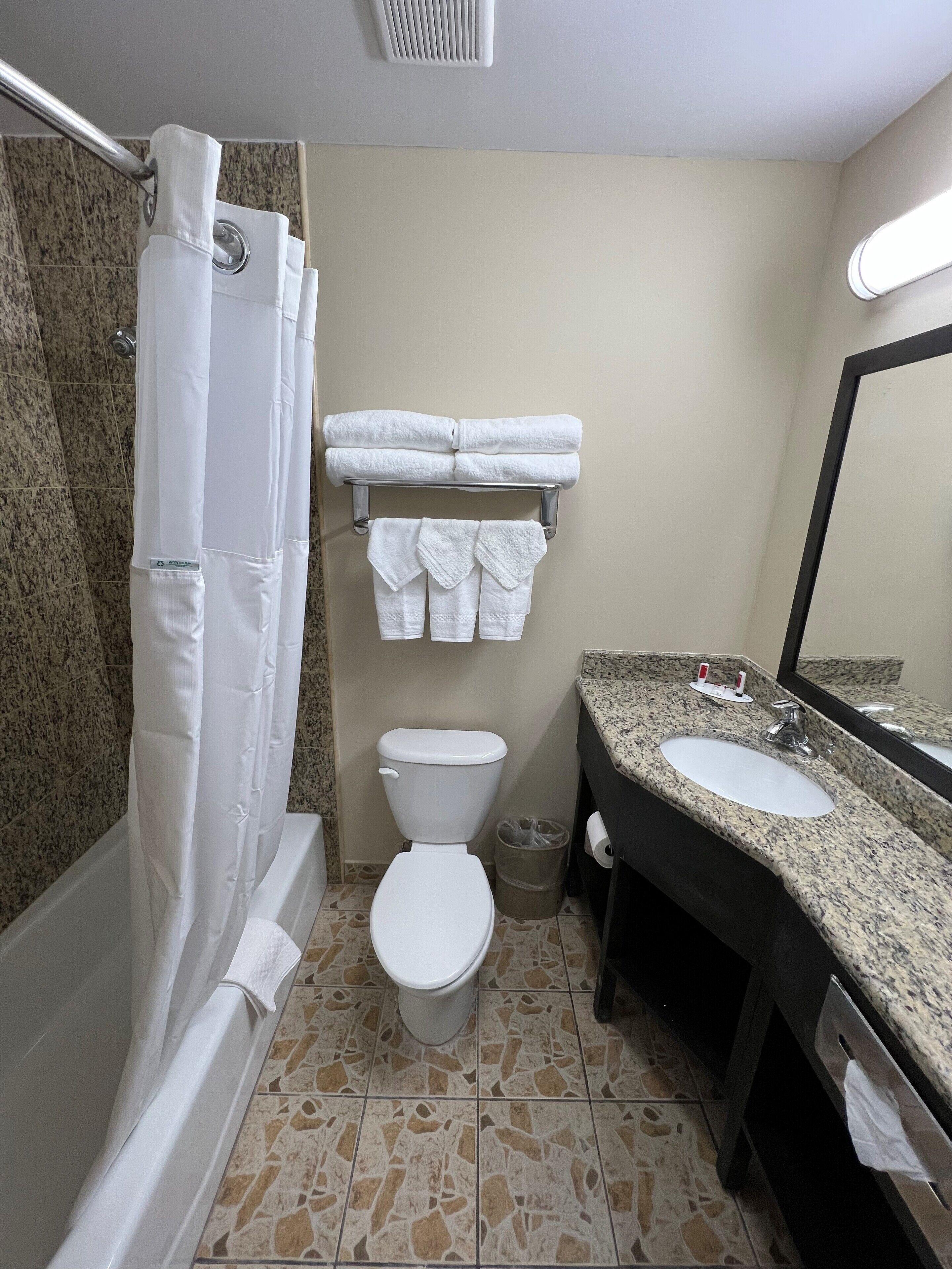 Travelodge By Wyndham Queens Hotel 3*