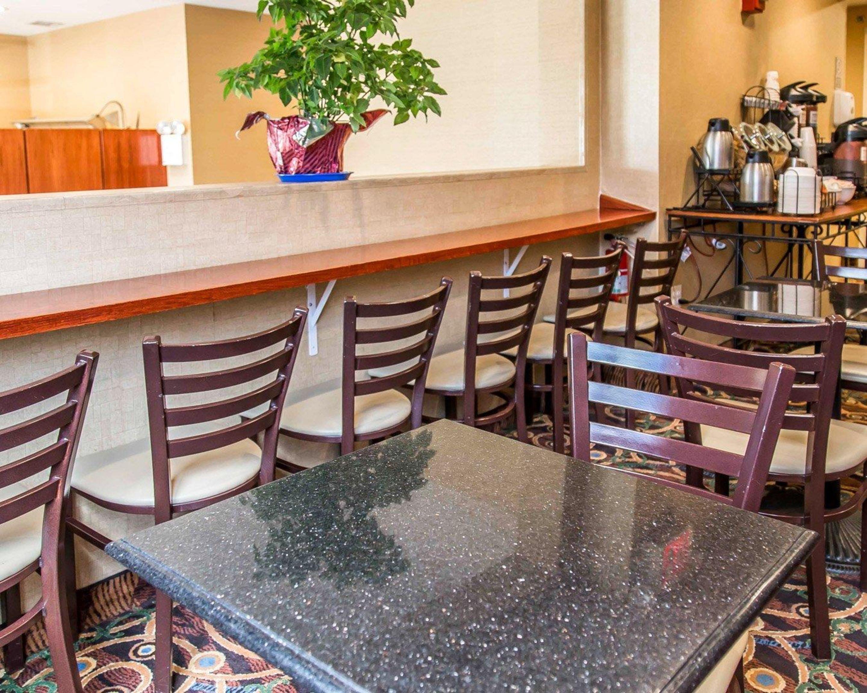 Avion Near Lga Airport, An Ascend Collection New York