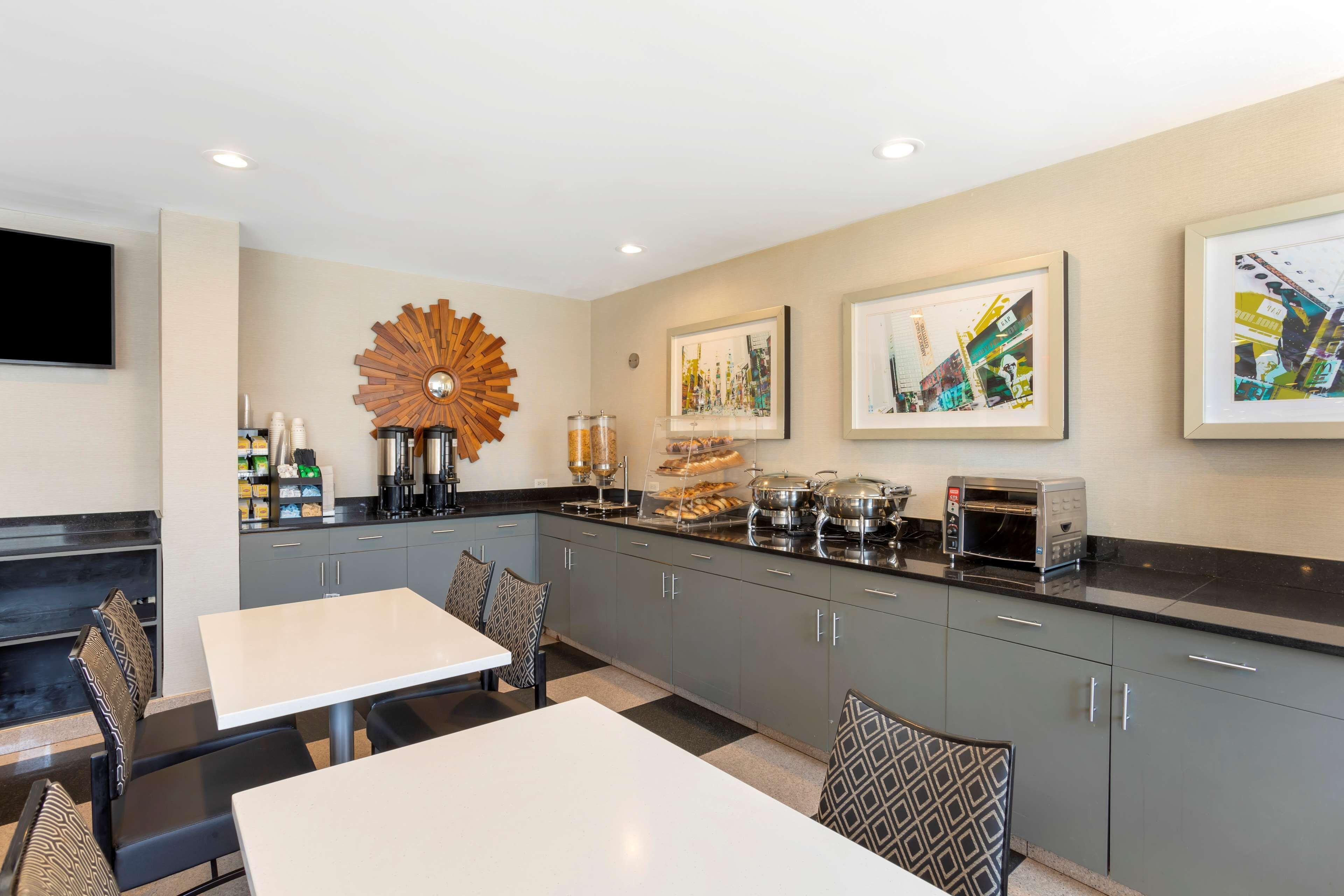 Hotel Western Plaza 3*