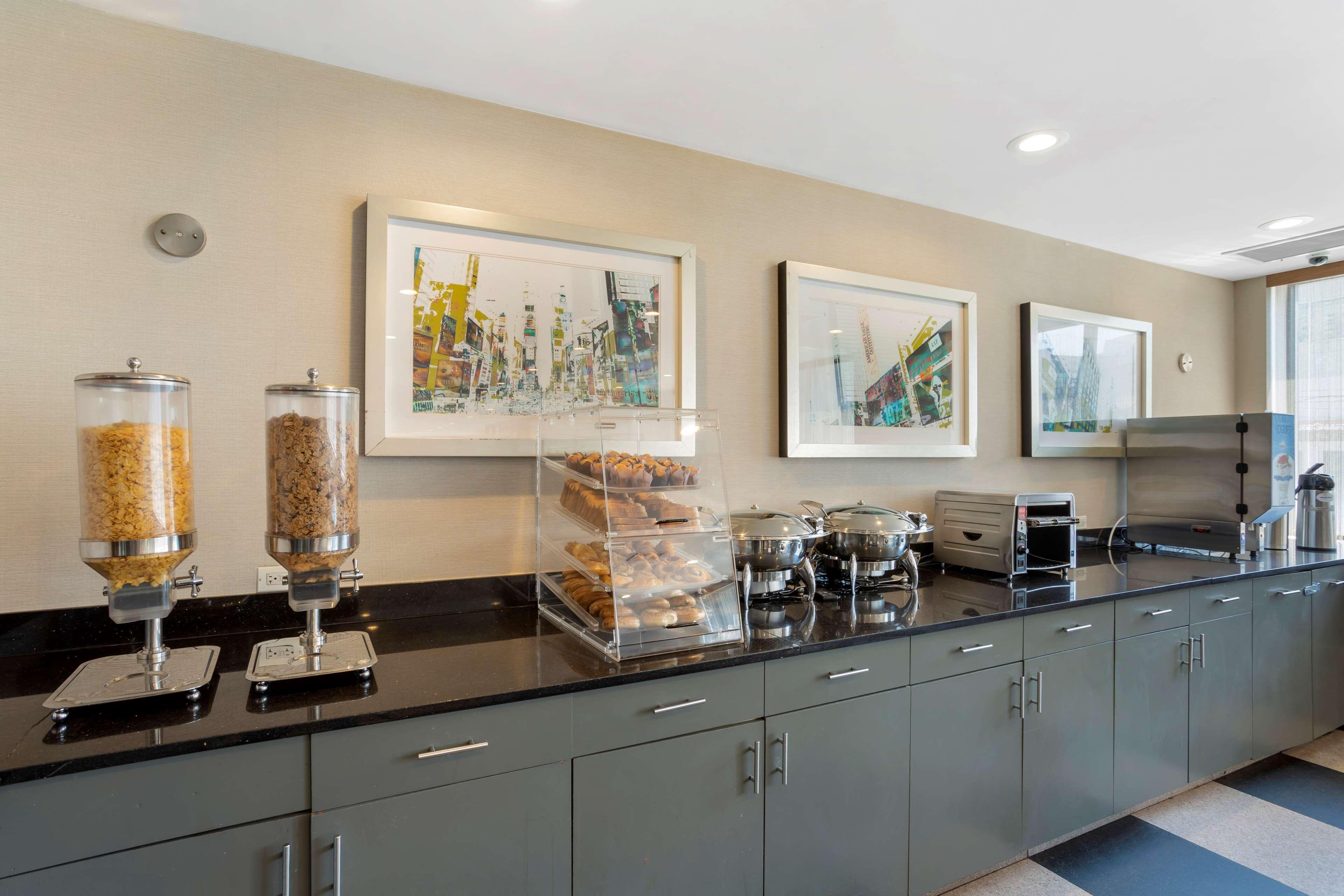 Western Plaza Hotel 3*