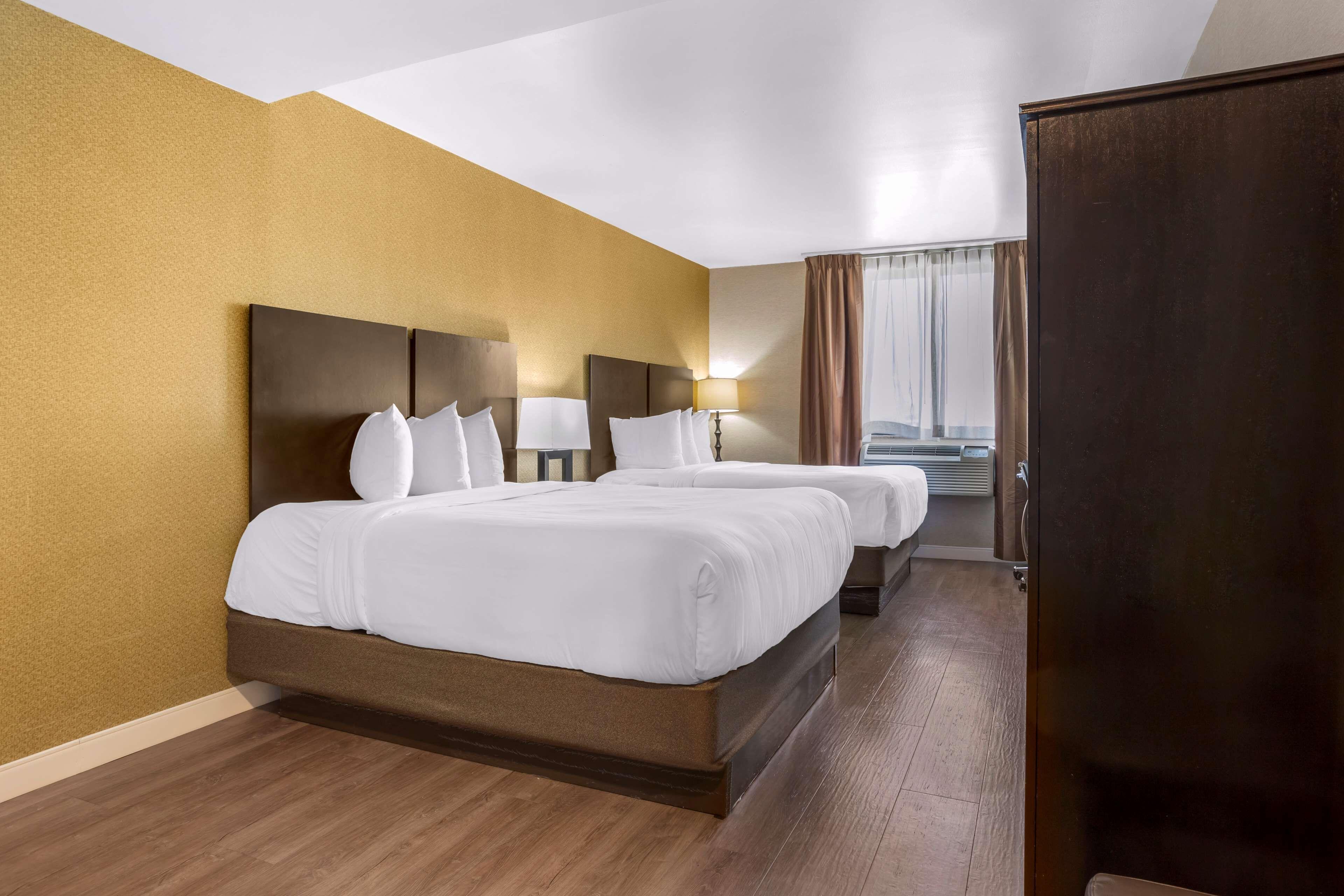 Hotel Western Plaza 3*