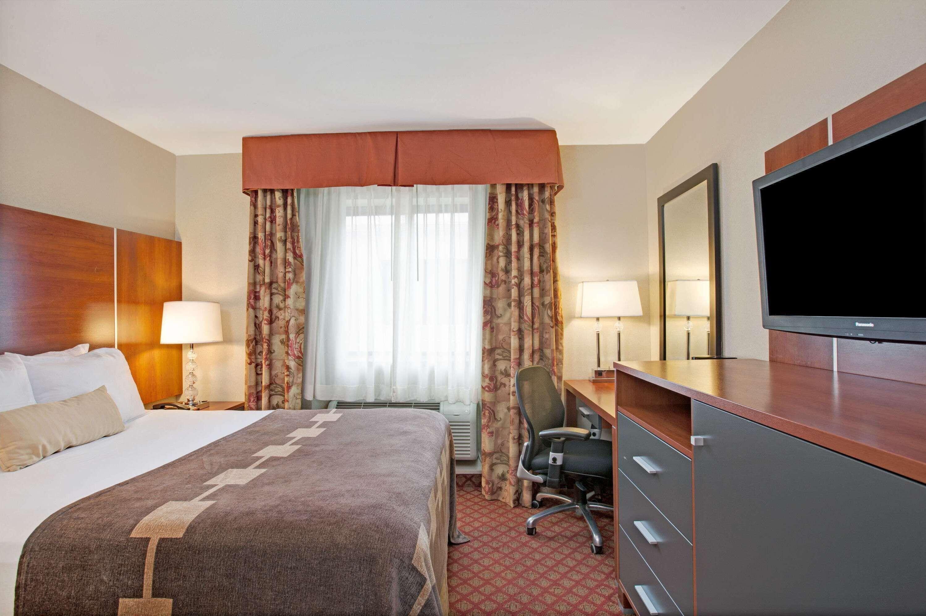 Ramada By Wyndham Staten Island Hotel 3*