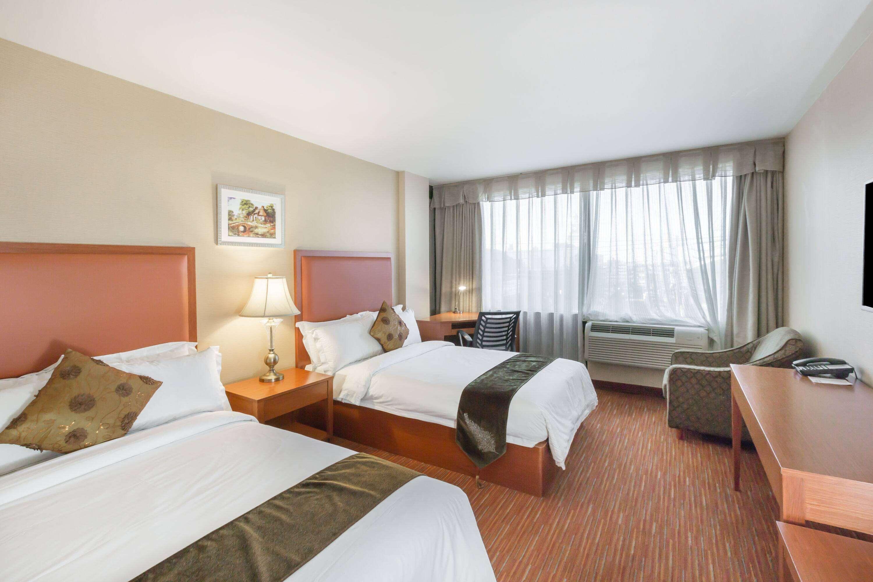 Hotel Ramada By Wyndham Flushing Queens 3*