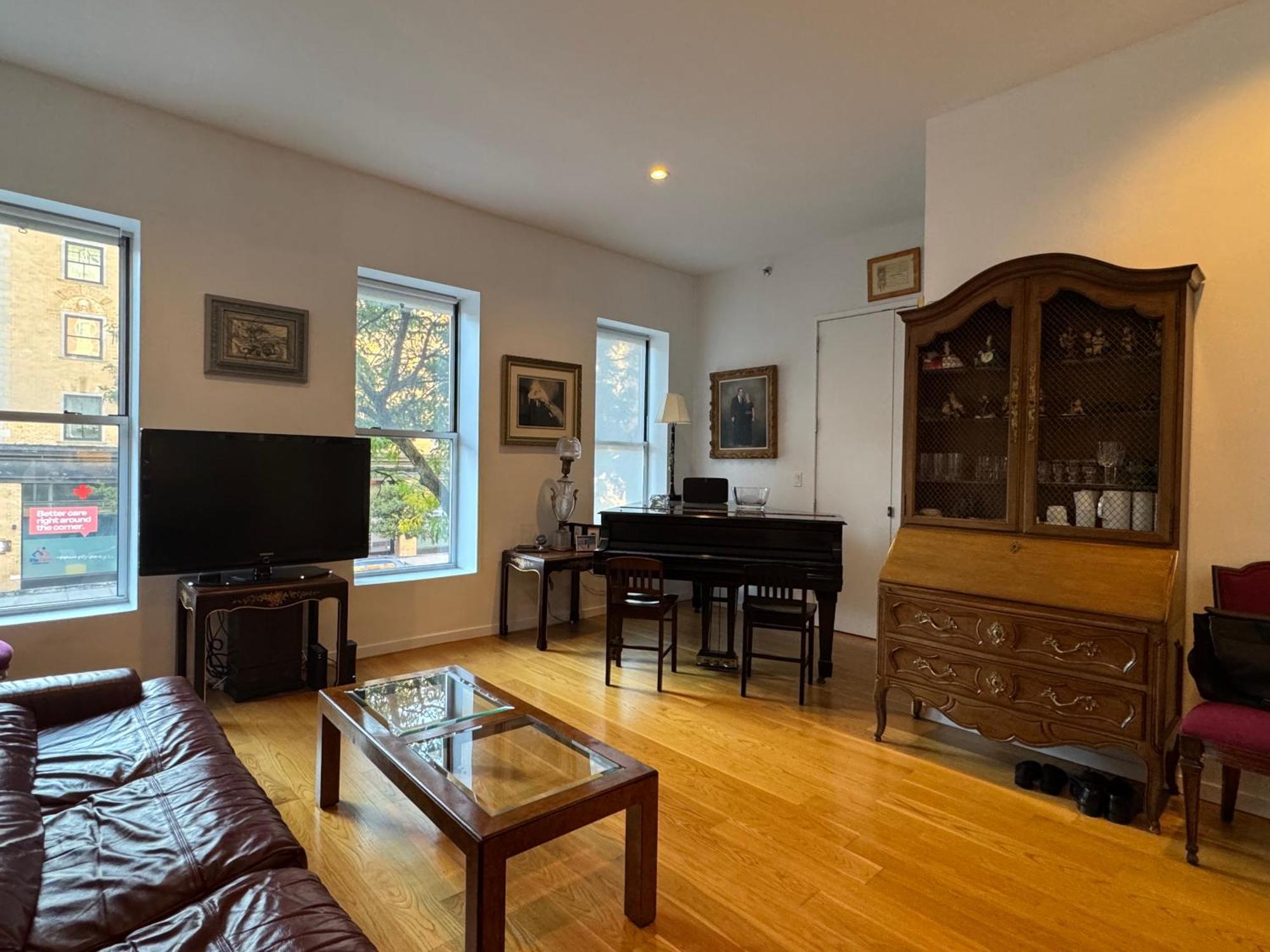 Large And Luxurious In Strivers Row Apartment New York