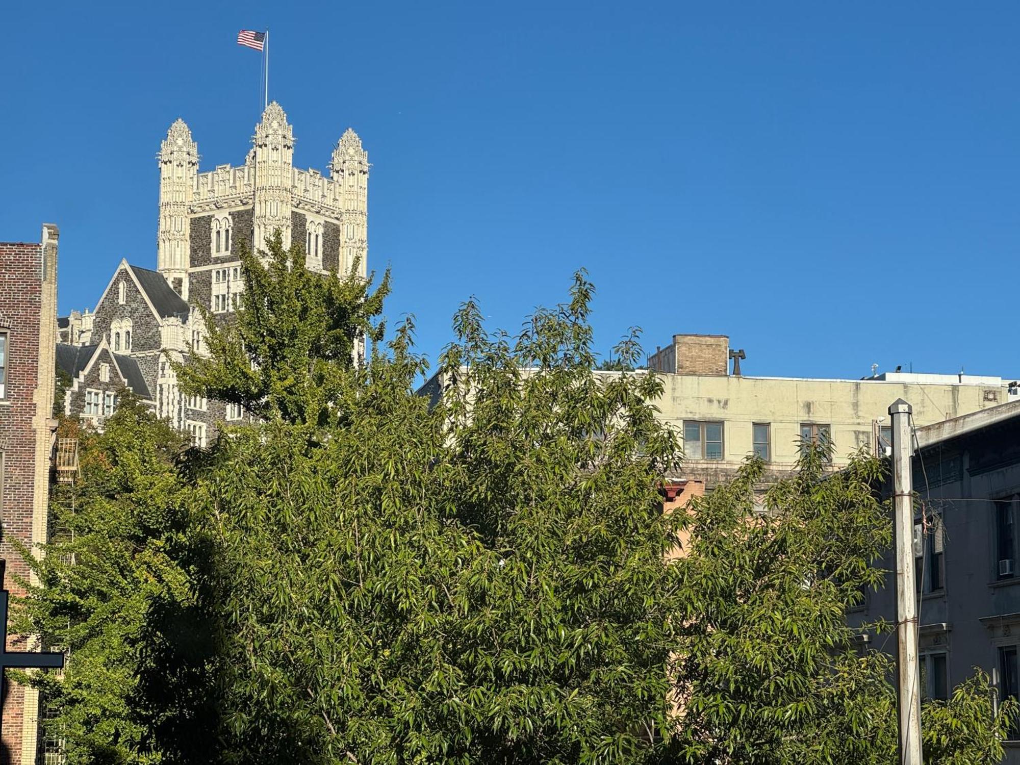 Large And Luxurious In Strivers Row Apartment