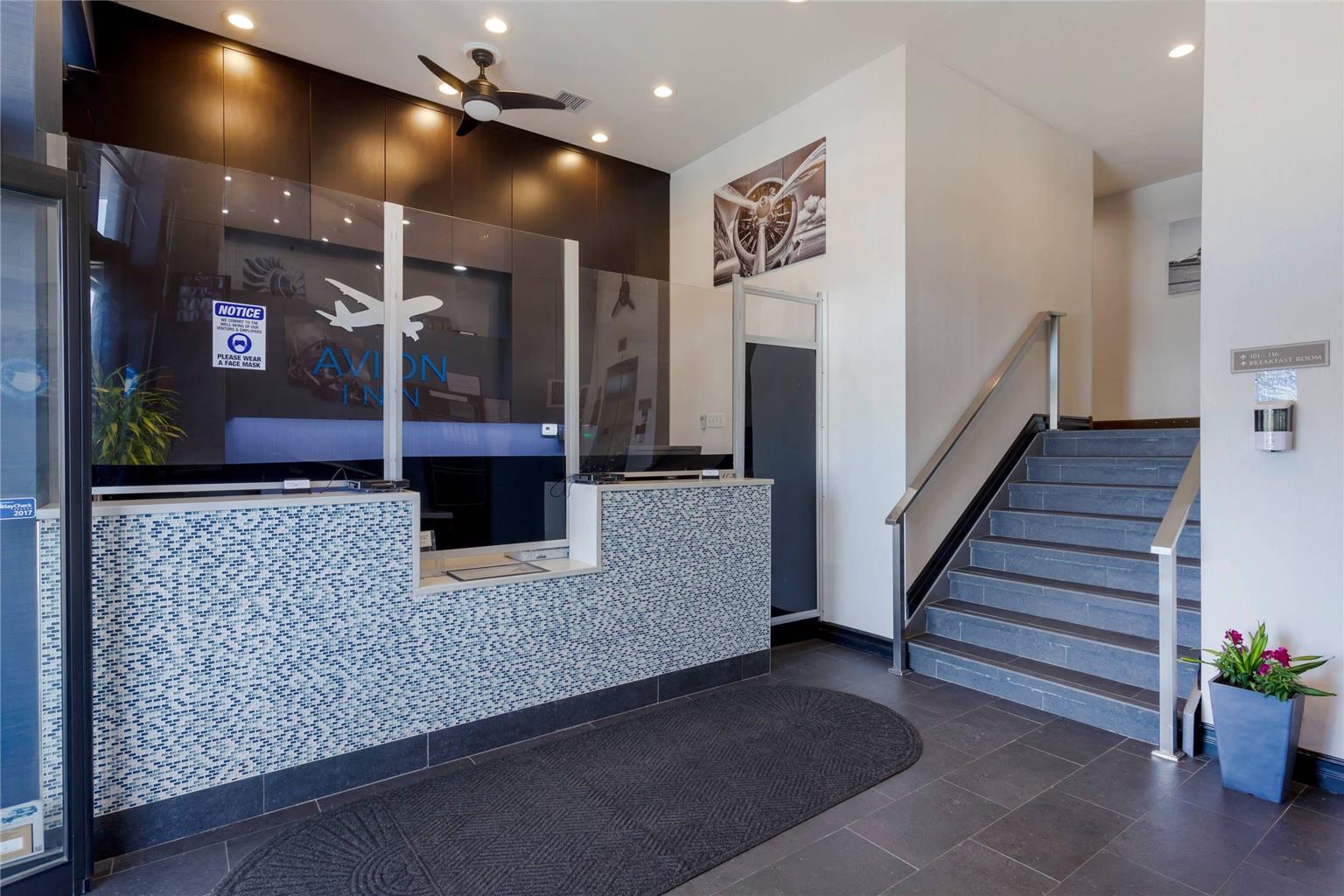 Avion Near Lga Airport, An Ascend Collection *