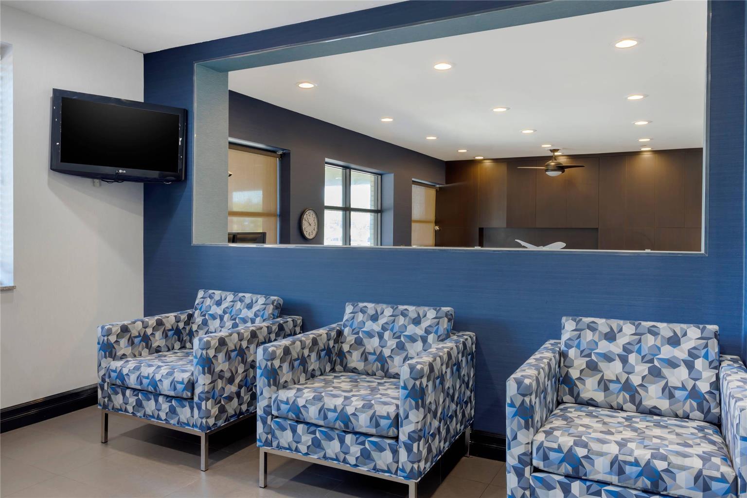 Avion Near Lga Airport, An Ascend Collection