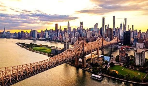 3 Bedrooms Huge Apt In Lic, Very Close To Manhattan Apartment *