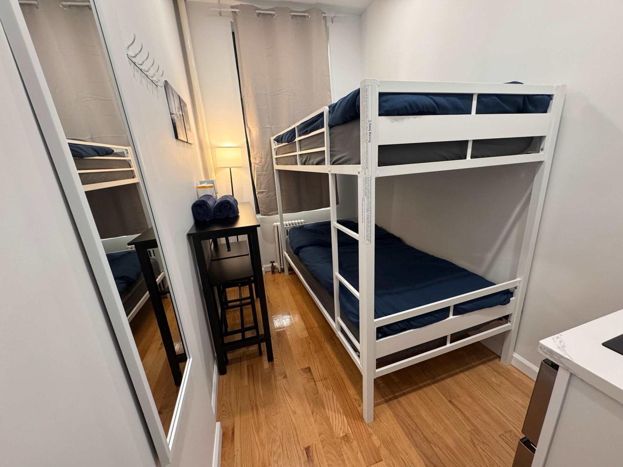 With Kitchen In Chelsea - Shared Bathroom - 3rd Floor Walk-up Apartment New York
