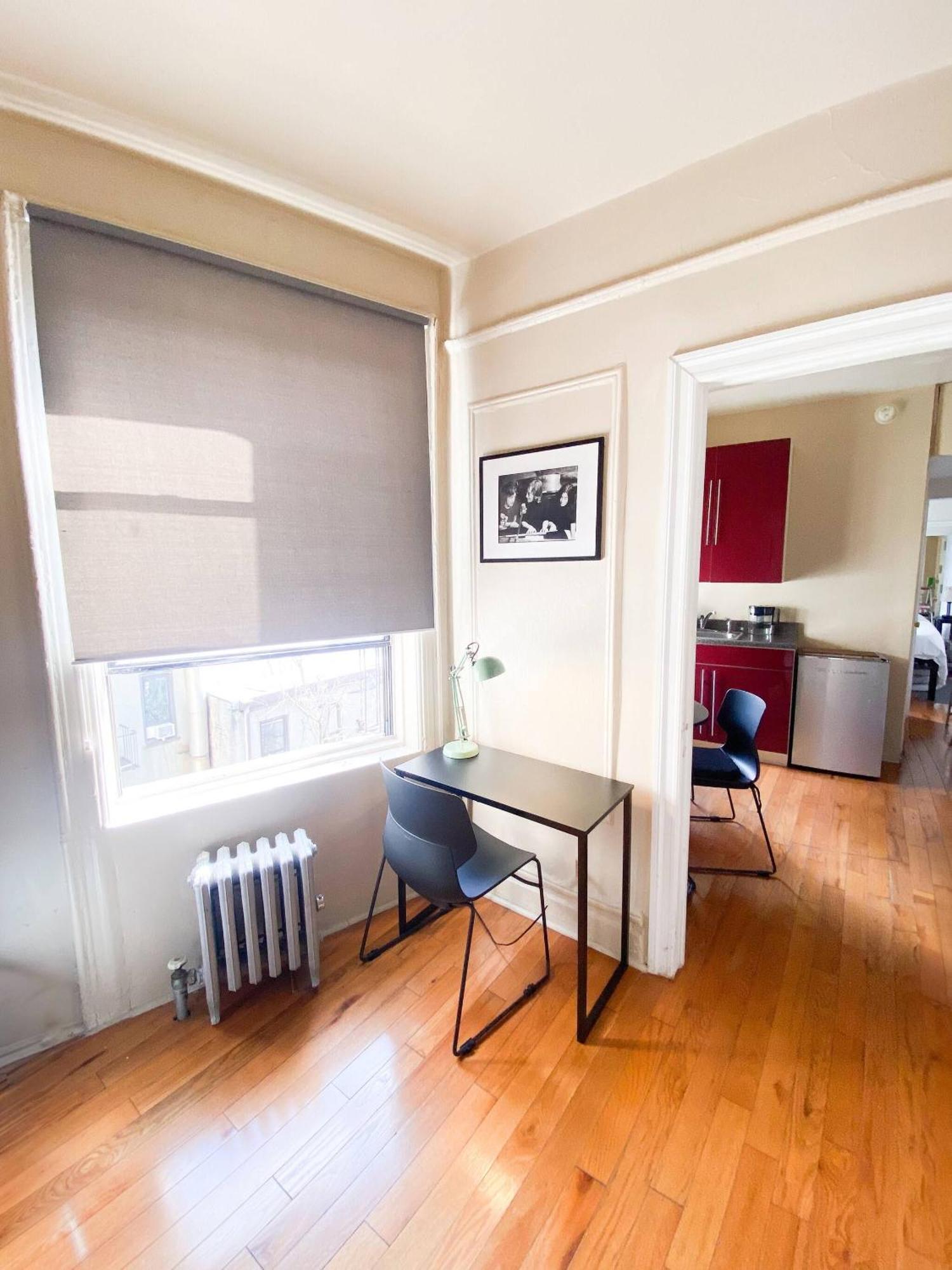 Apartment Charming 2-bedroom Entire In Area
