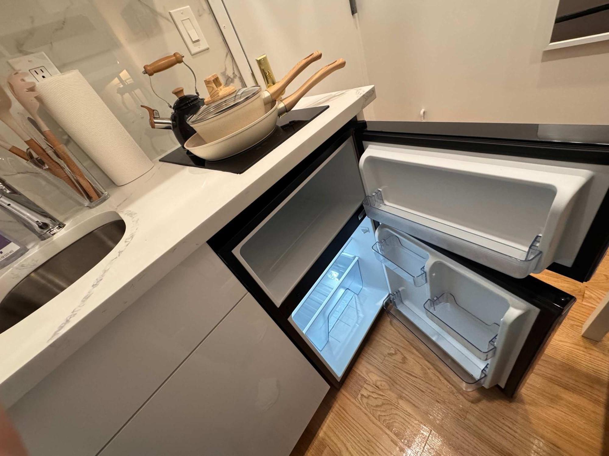 With Kitchen In Chelsea - Shared Bathroom - 3rd Floor Walk-up