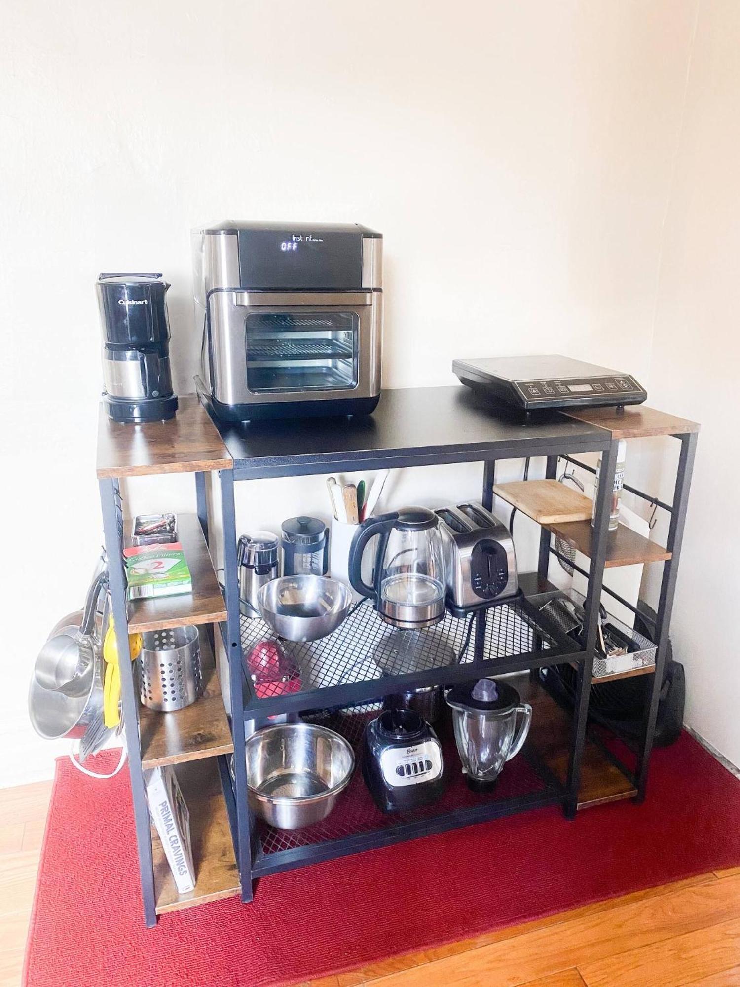 Charming 2-bedroom Entire In Area *
