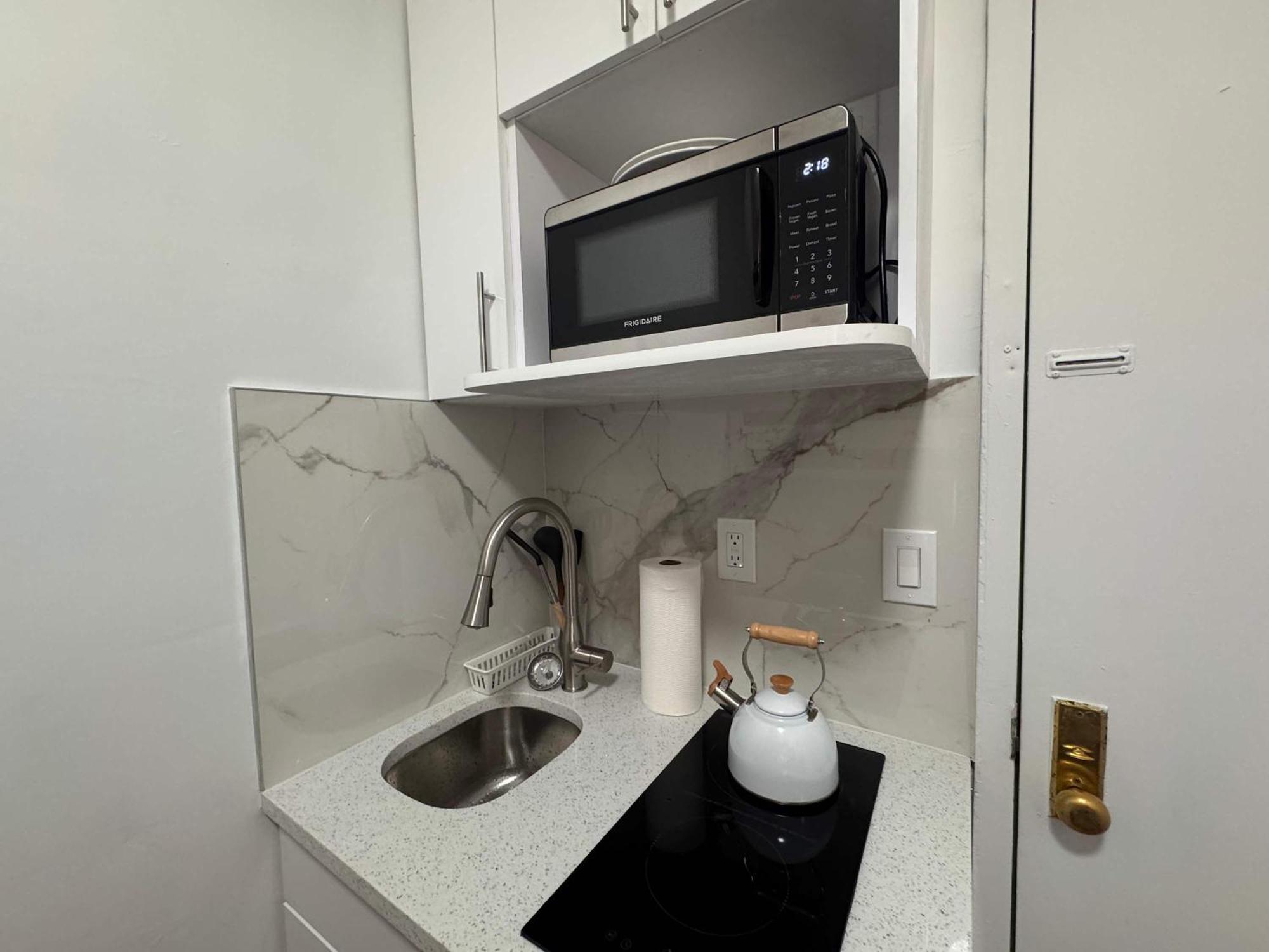 In Chelsea 2 With Kitchen - Shared Bathroom -5th Floor Walk-up Apartment