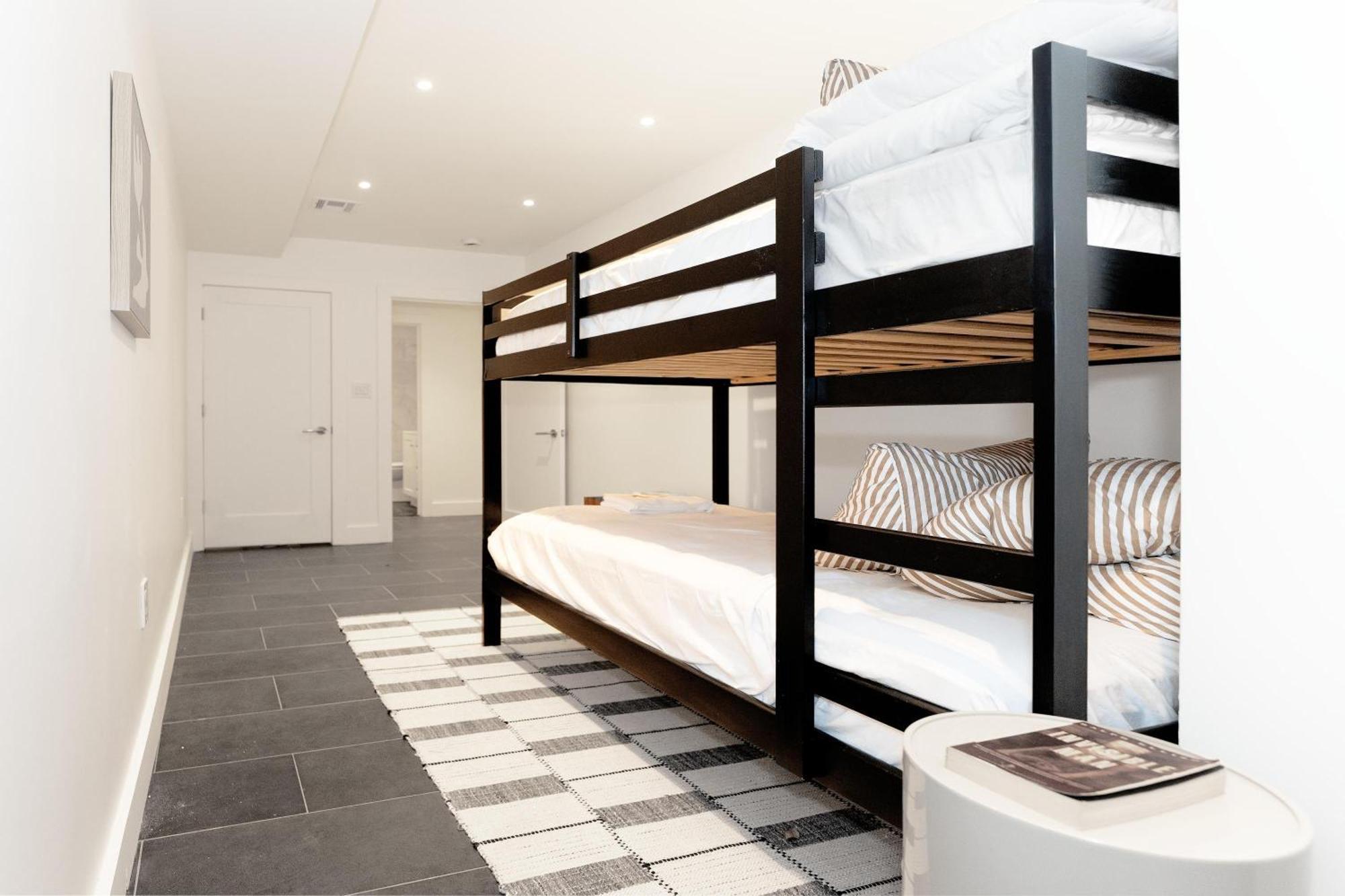 Massive Nyc Brownstone Wpatio Apartment *