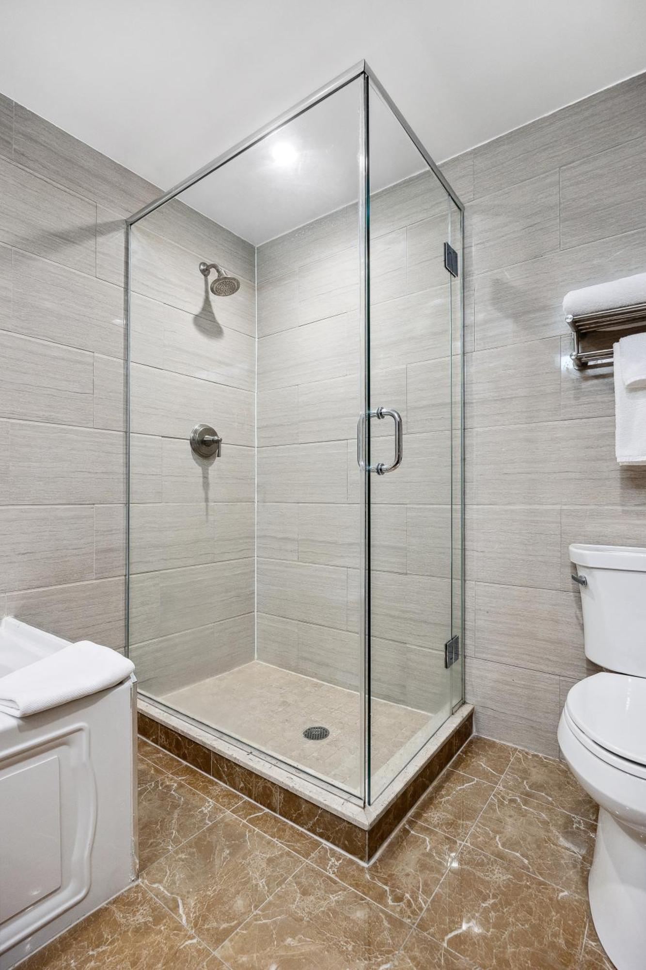 Hotel Ramada By Wyndham Flushing Queens 3*