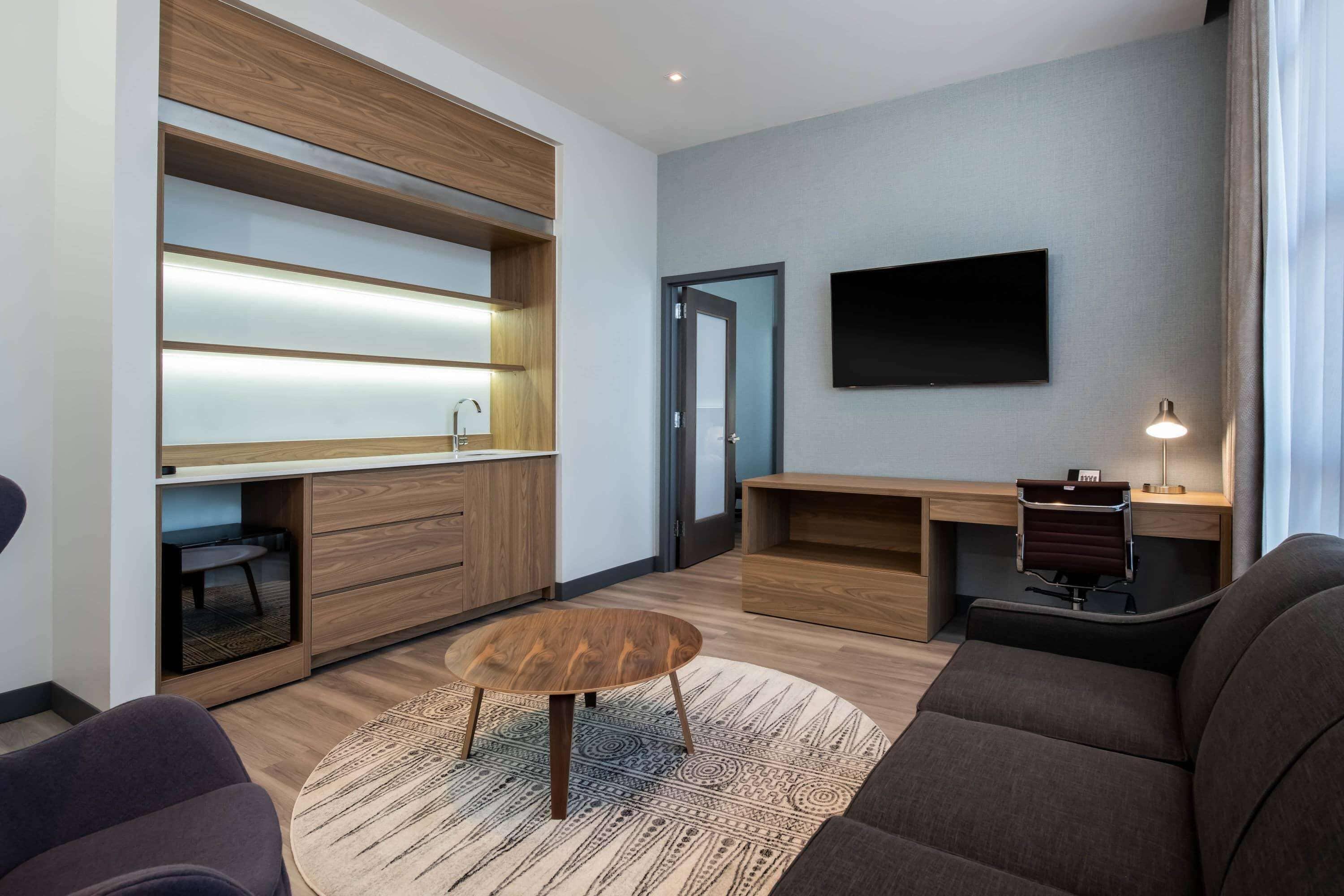 Wingate By Wyndham Long Island Hotel