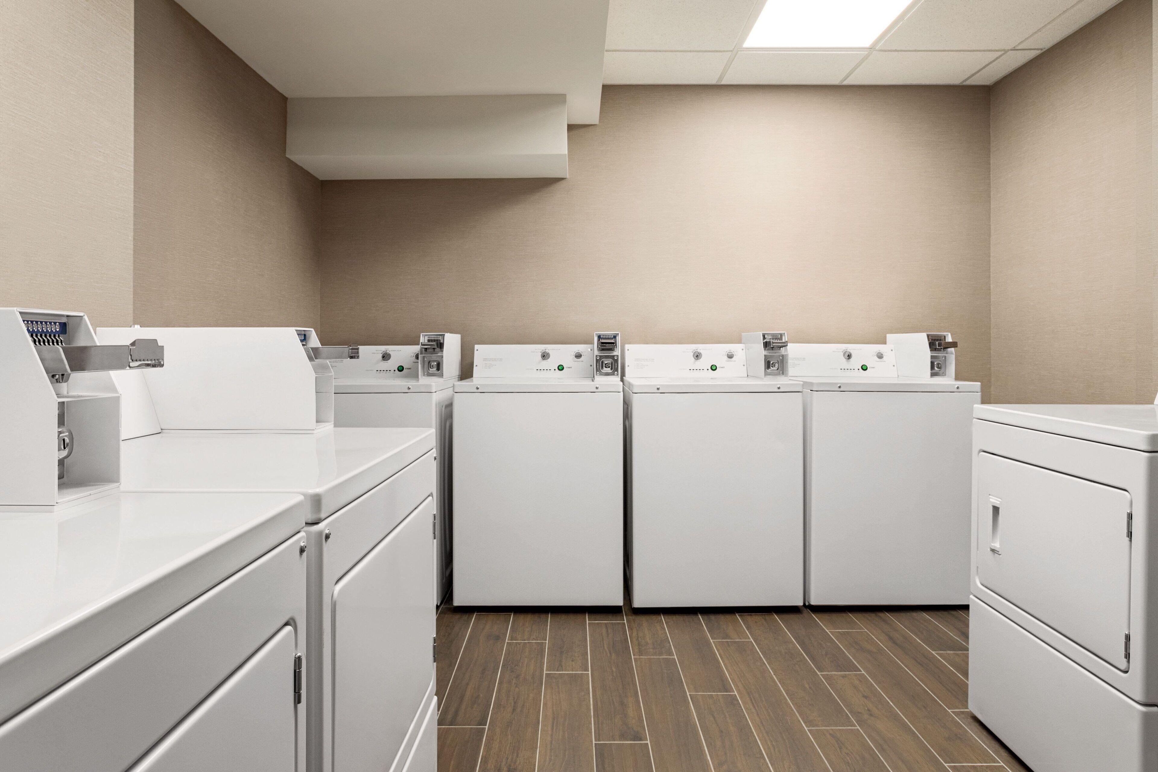 Hotel By Marriott Jfk Airport 3*