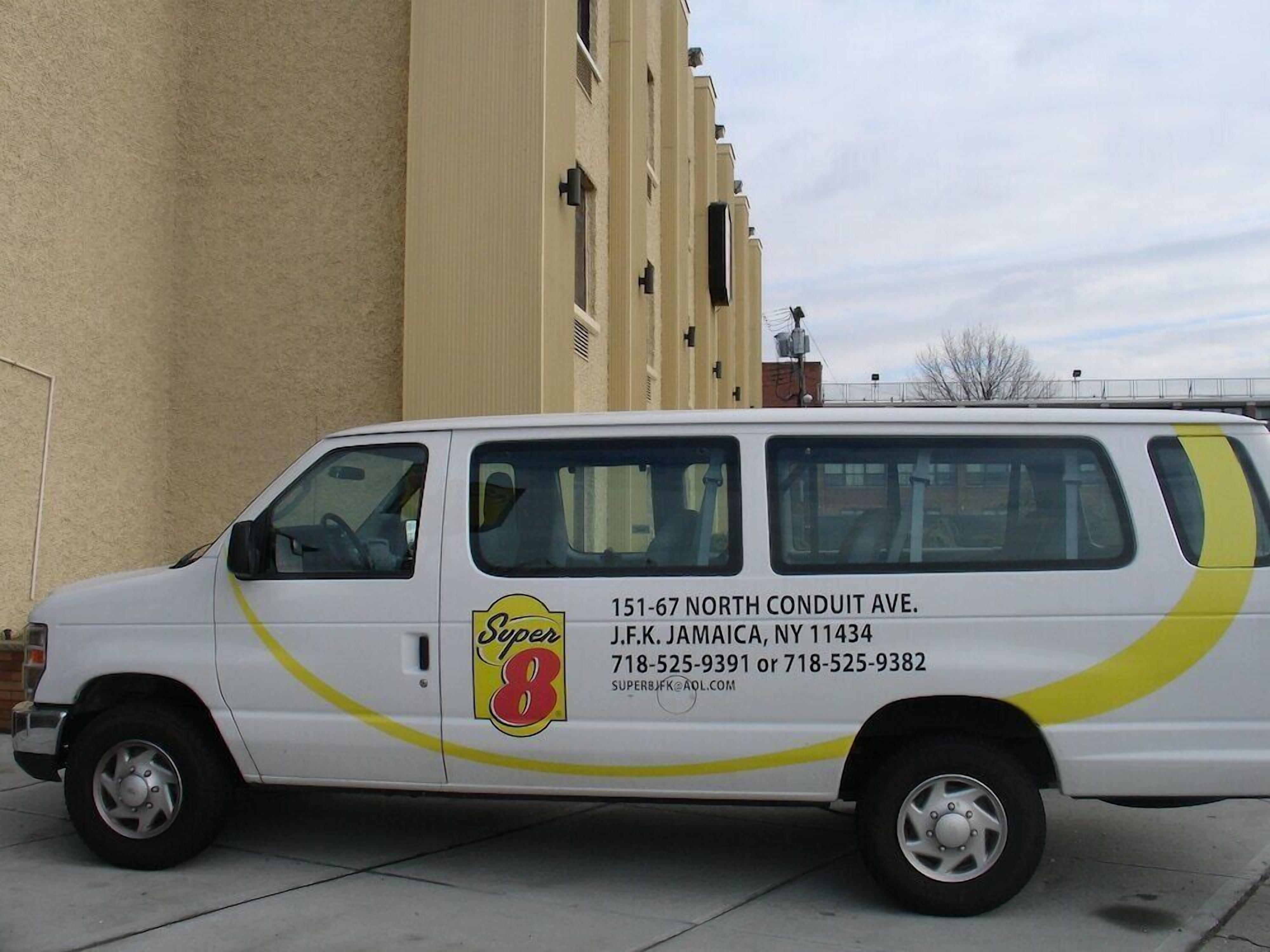 Super 8 By Wyndham Jamaica North Conduit Hotel 2*