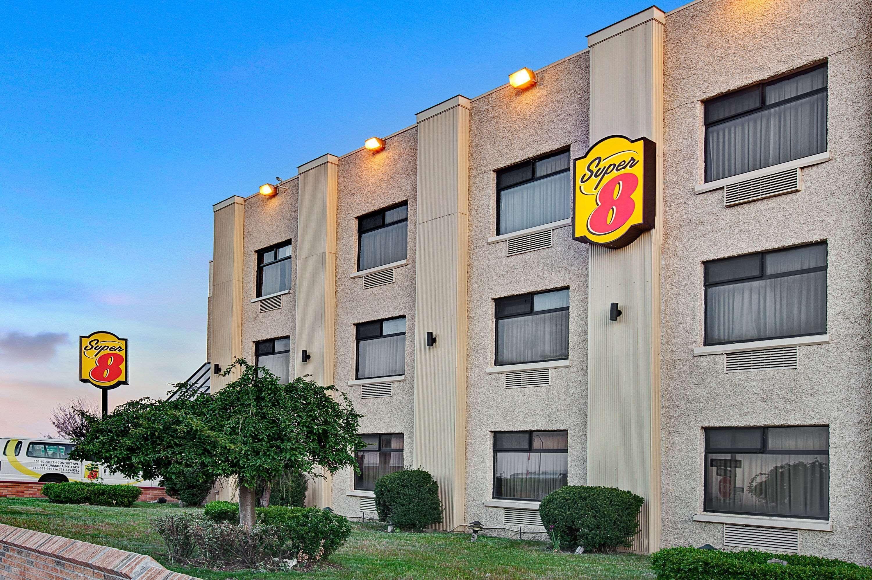 Super 8 By Wyndham Jamaica North Conduit Hotel