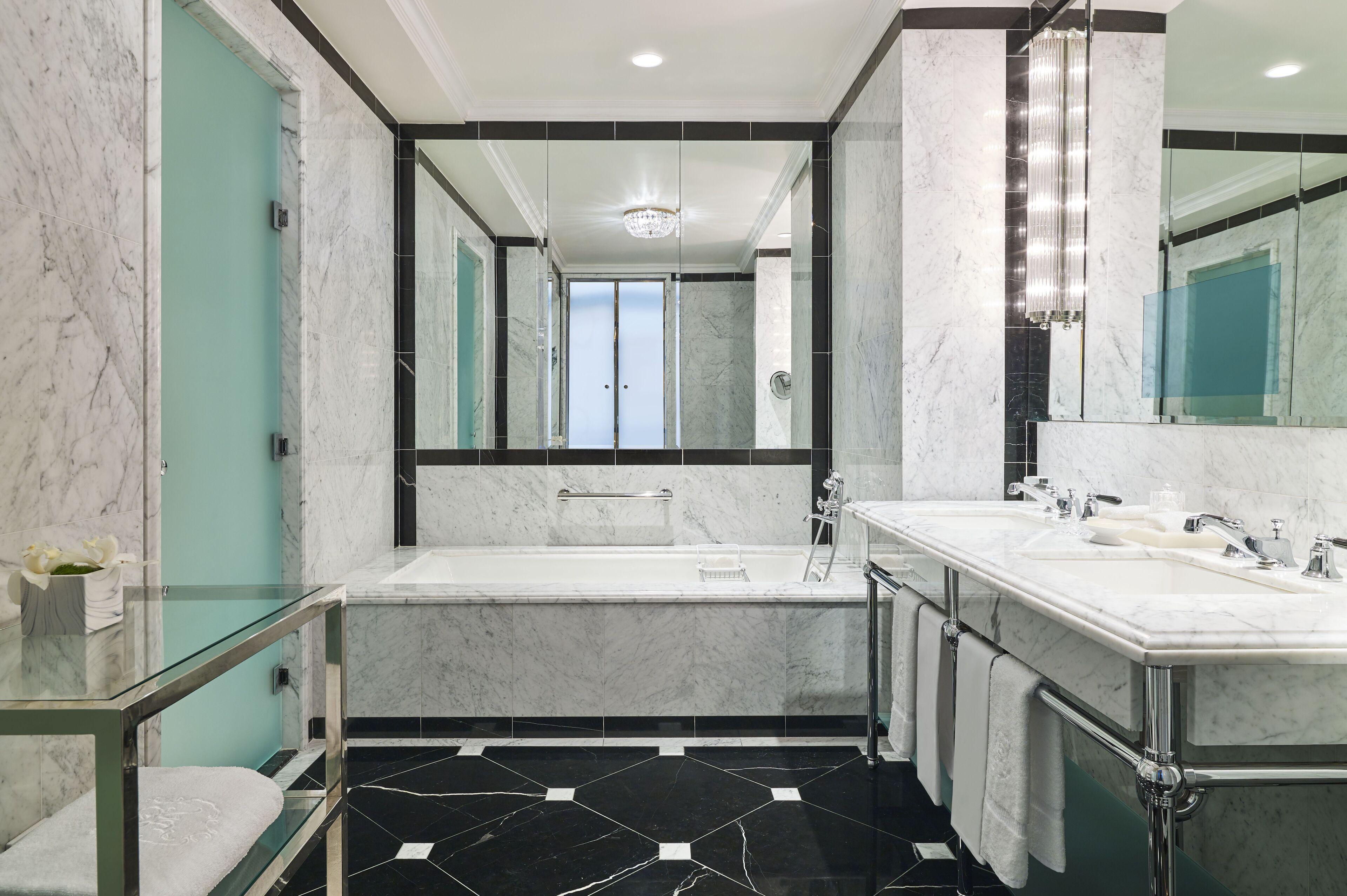 5th & 55th Club Hotel