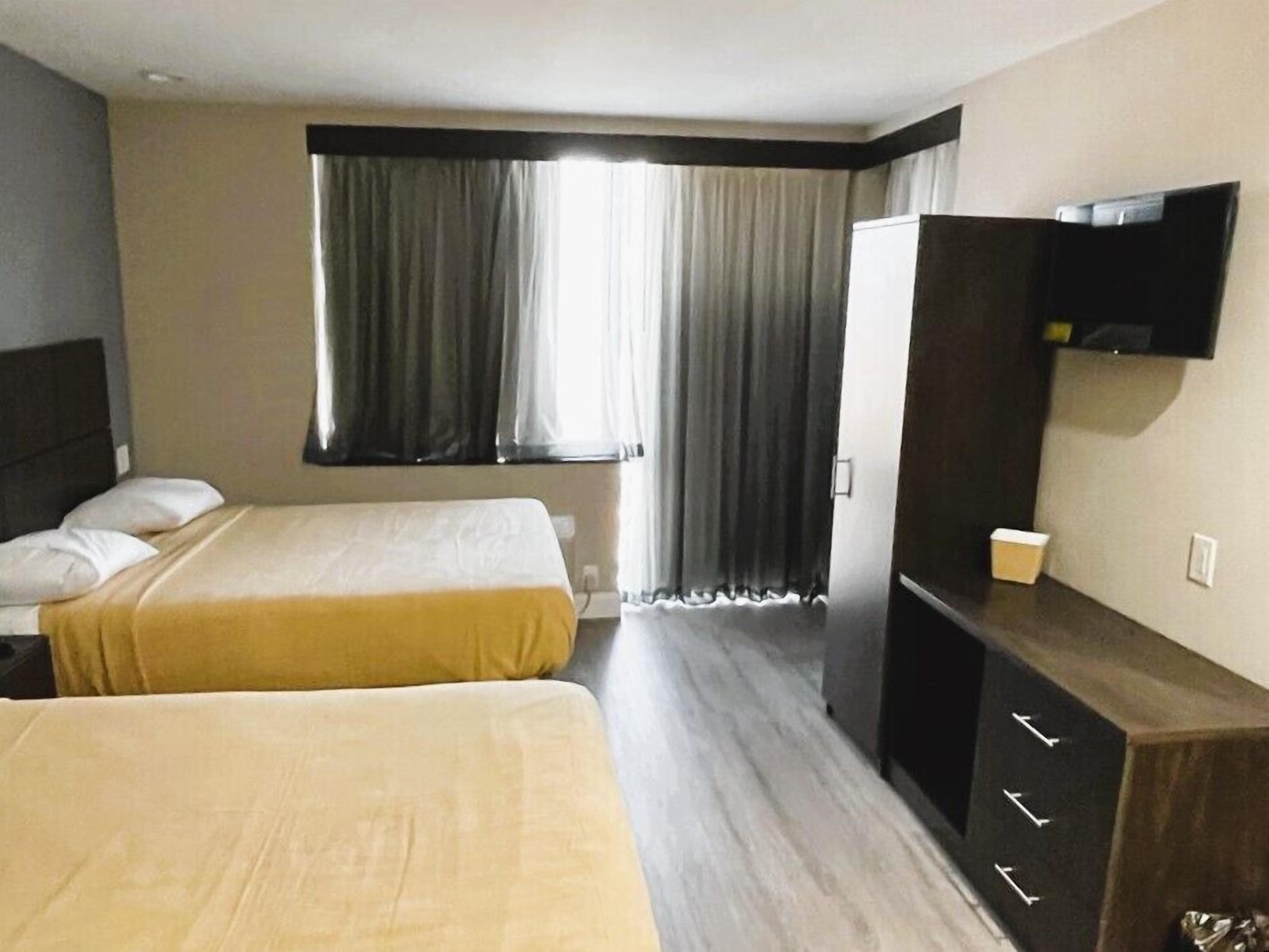 Royal Bronx Hotel 2*